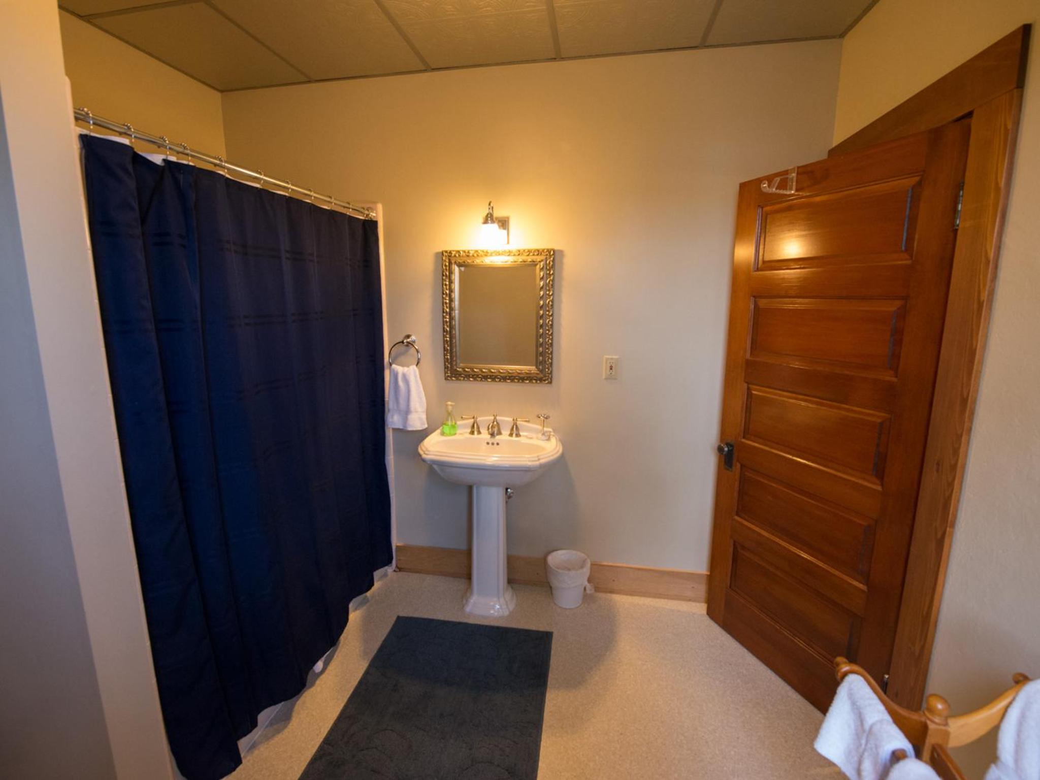 Queen Room with Private Bathroom photo 3