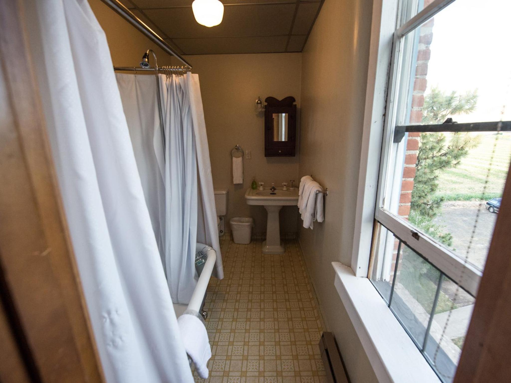 Queen Room with Private Bathroom photo 2