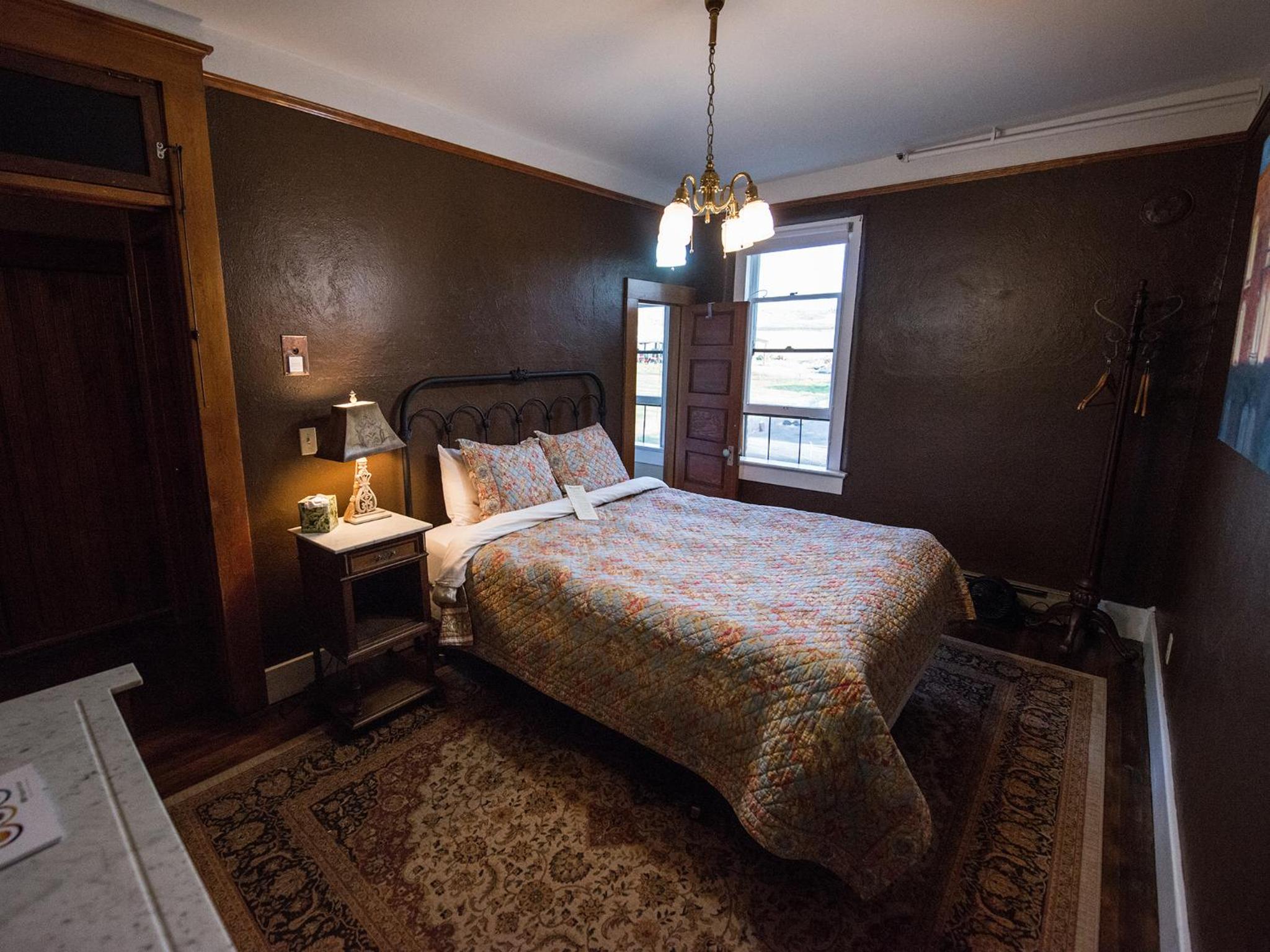 Queen Room with Private Bathroom photo 1