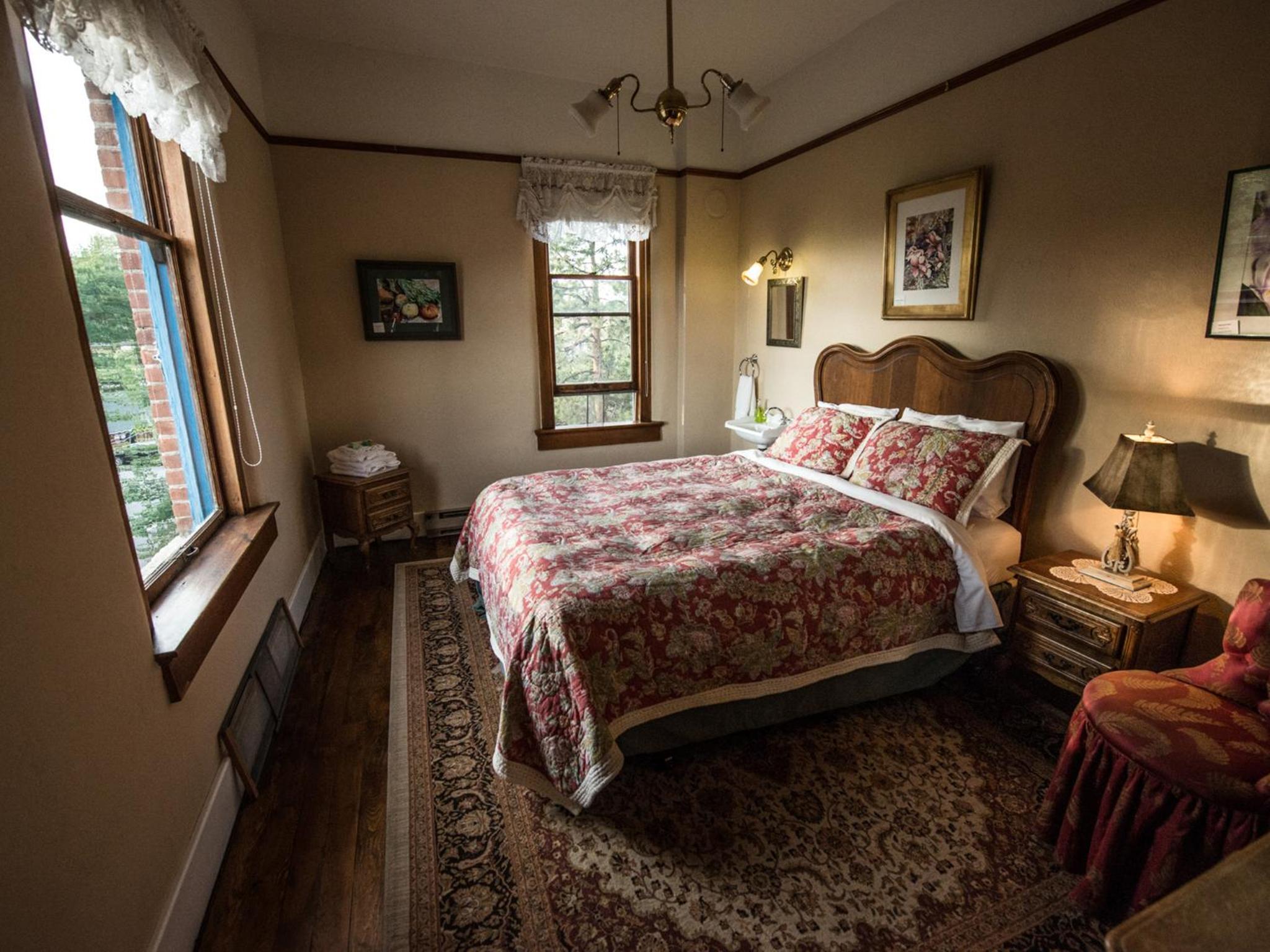 Queen Room with Shared Bathroom photo 2