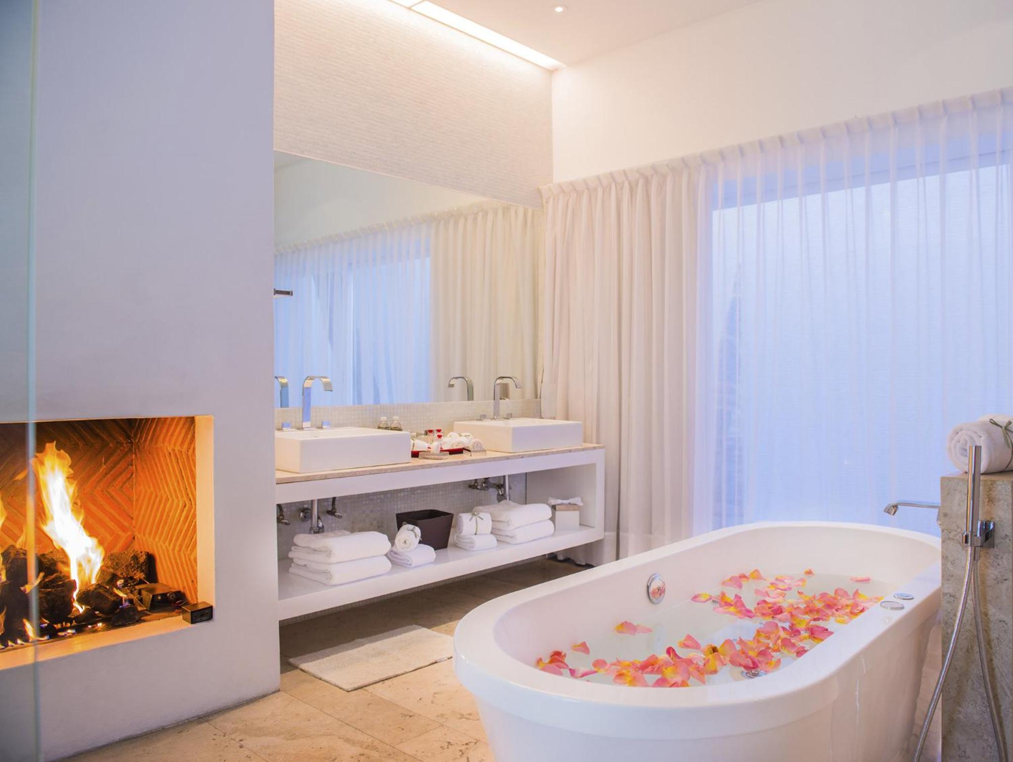 Suite with Hot Tub photo 3