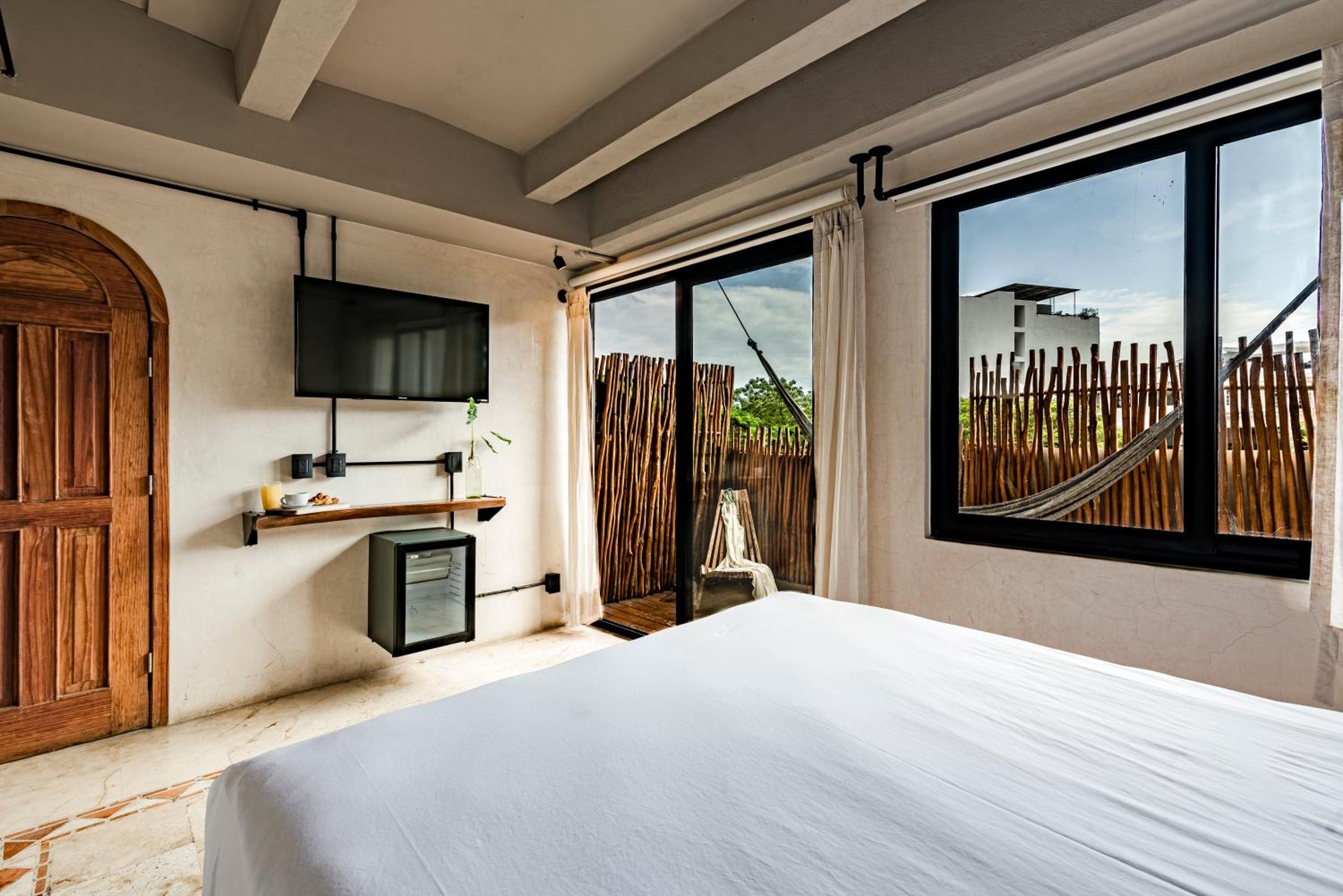 Junior Suite with Balcony - Photo 3