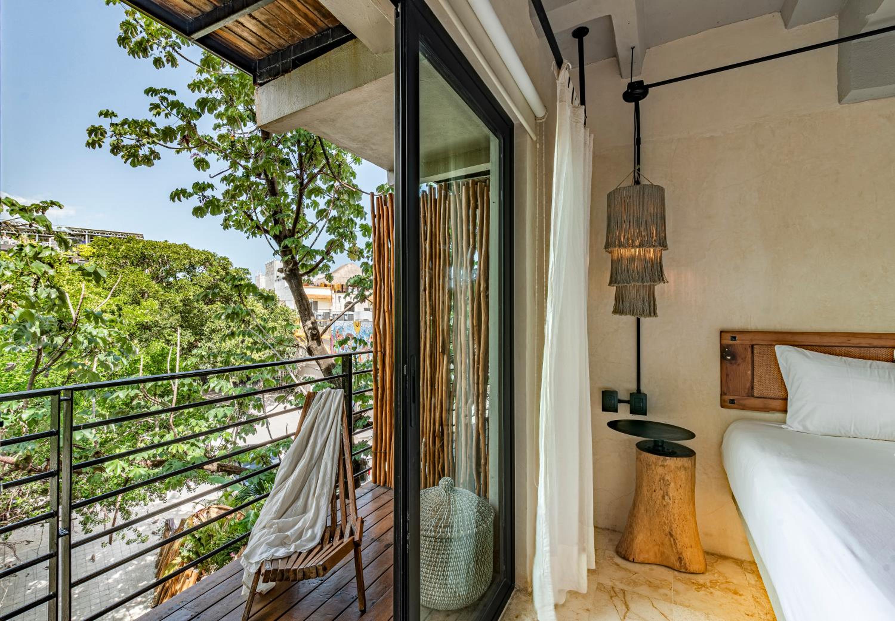 Deluxe Queen Room with Balcony - Photo 7