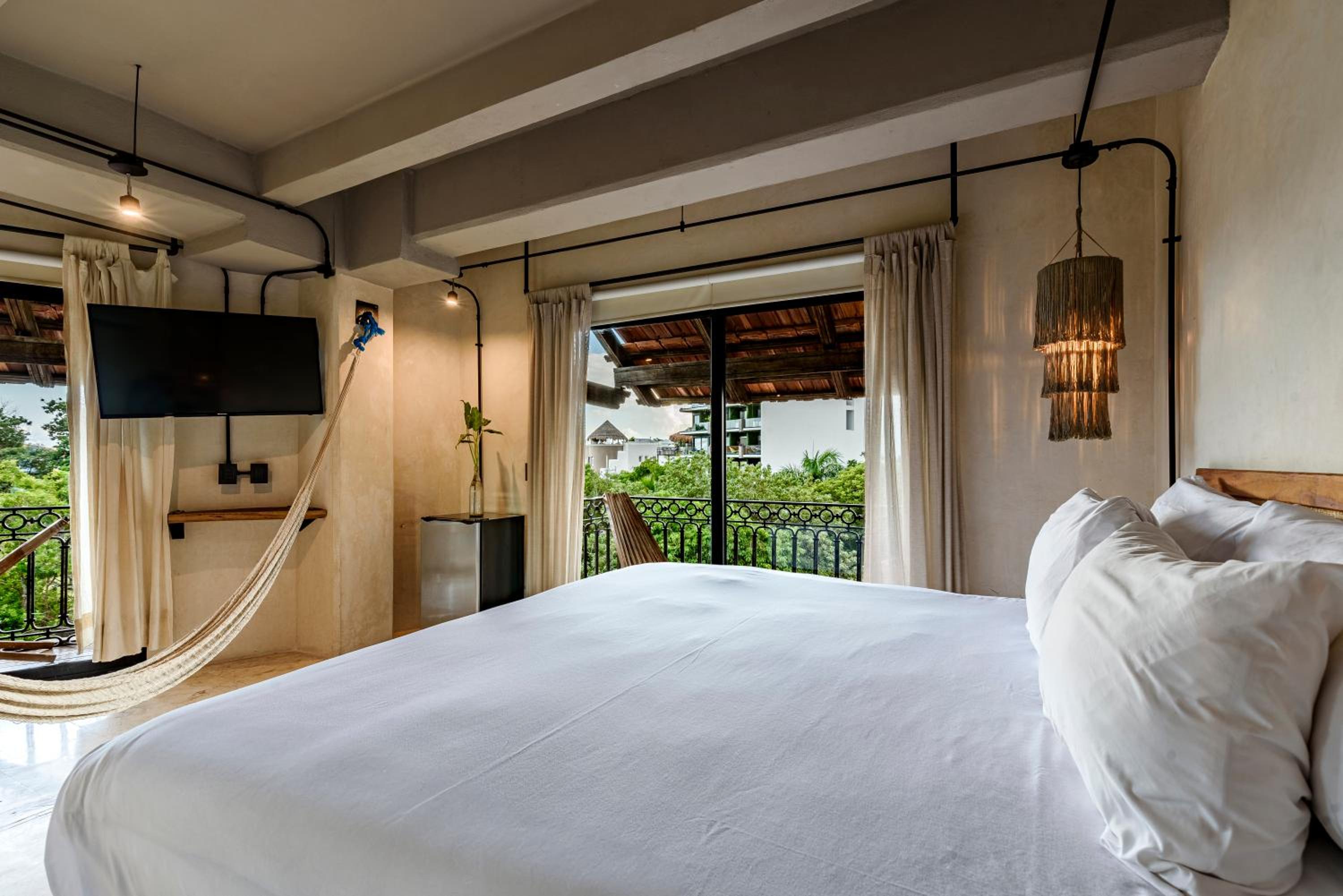 Junior Suite with Balcony - Photo 2