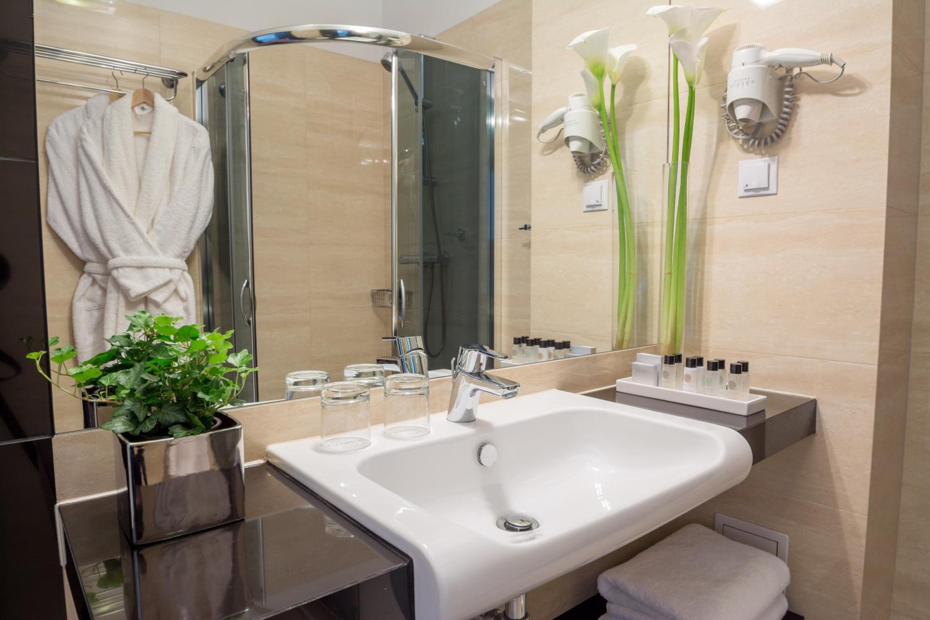 Double Room - Photo 7