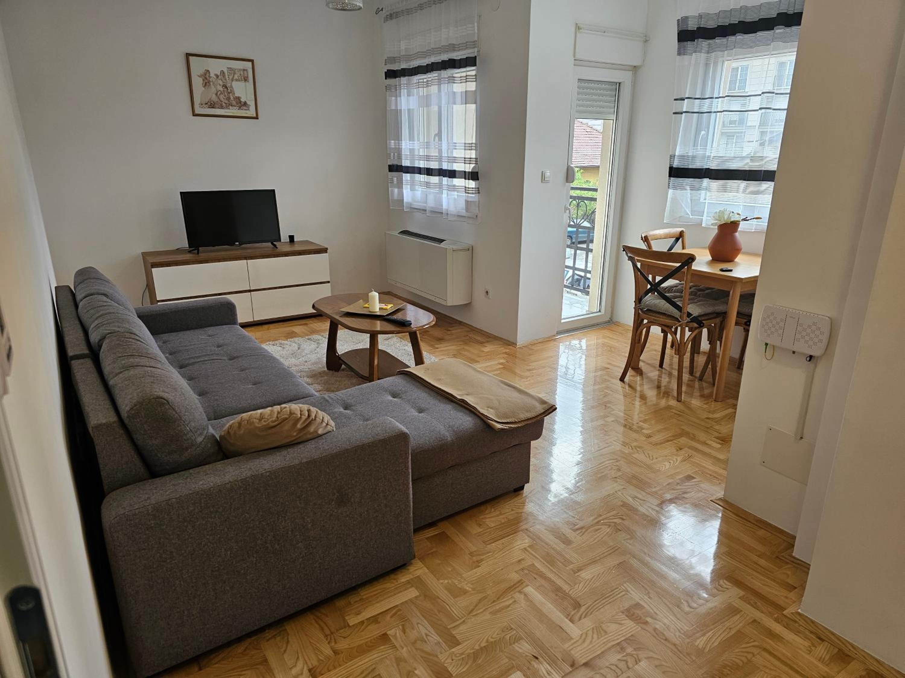 One-Bedroom Apartment photo 1