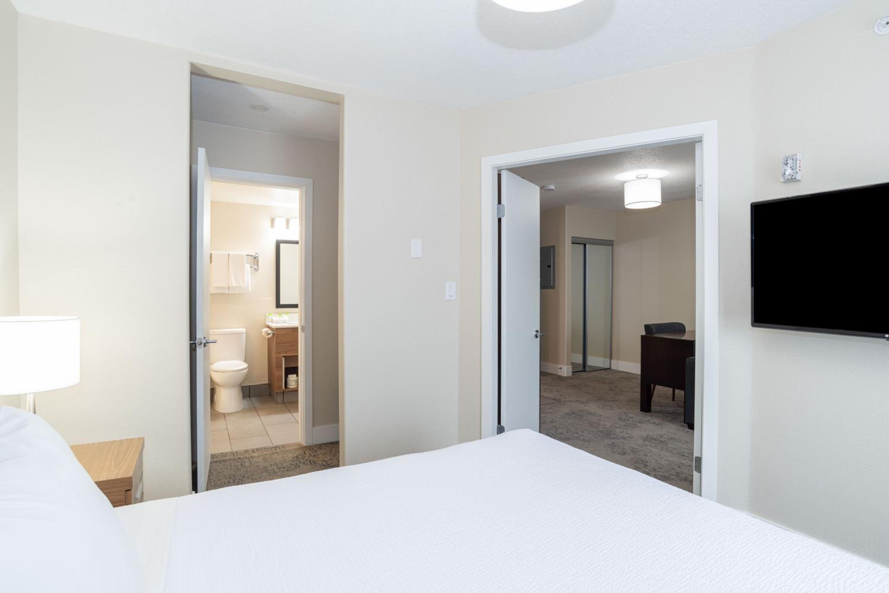 Grand Suite, 1 Queen Bed, Sofa Bed, Kitchenette - Photo 4