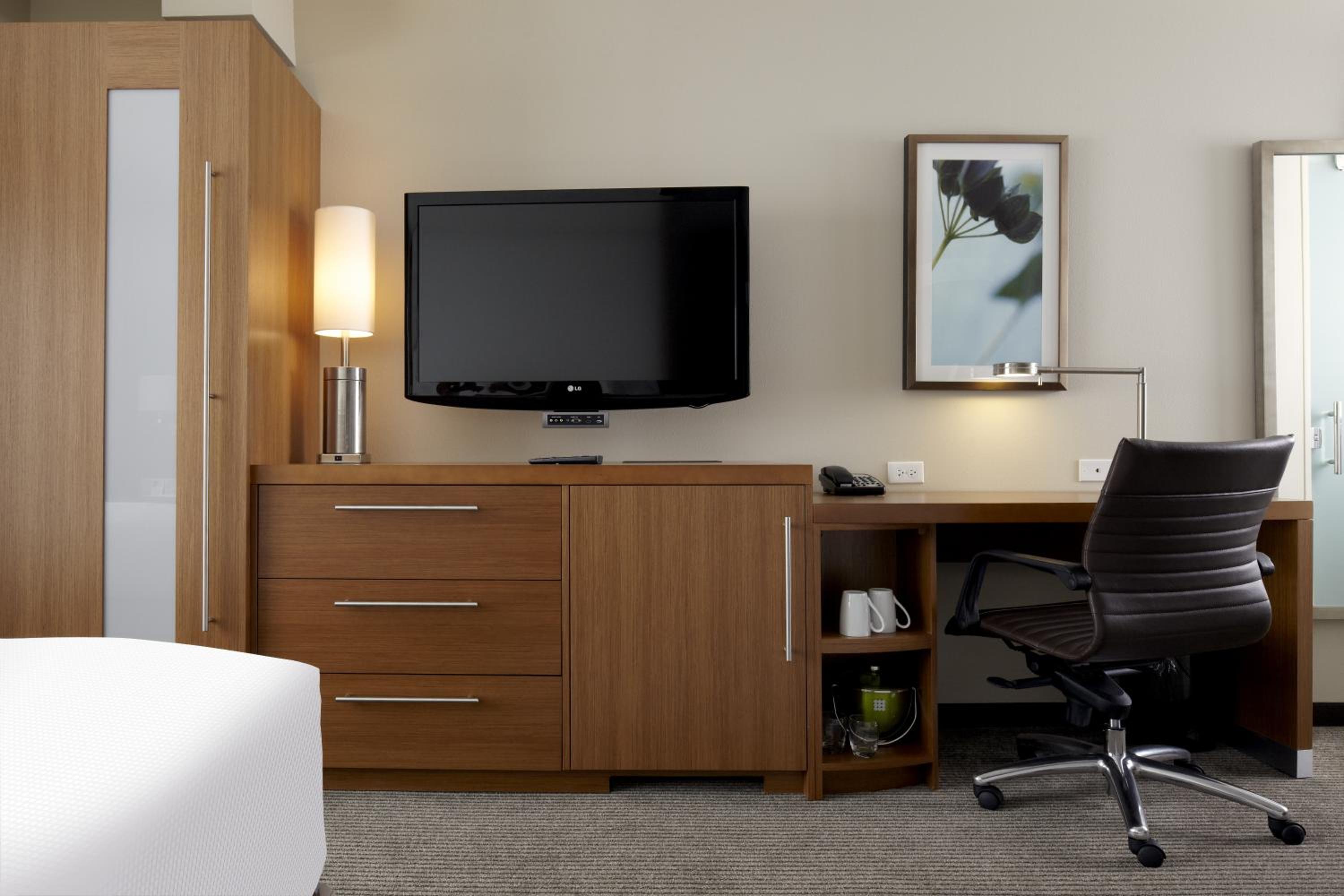 King Room with Sofa Bed and Roll-In Shower - Disability Access - Photo 4