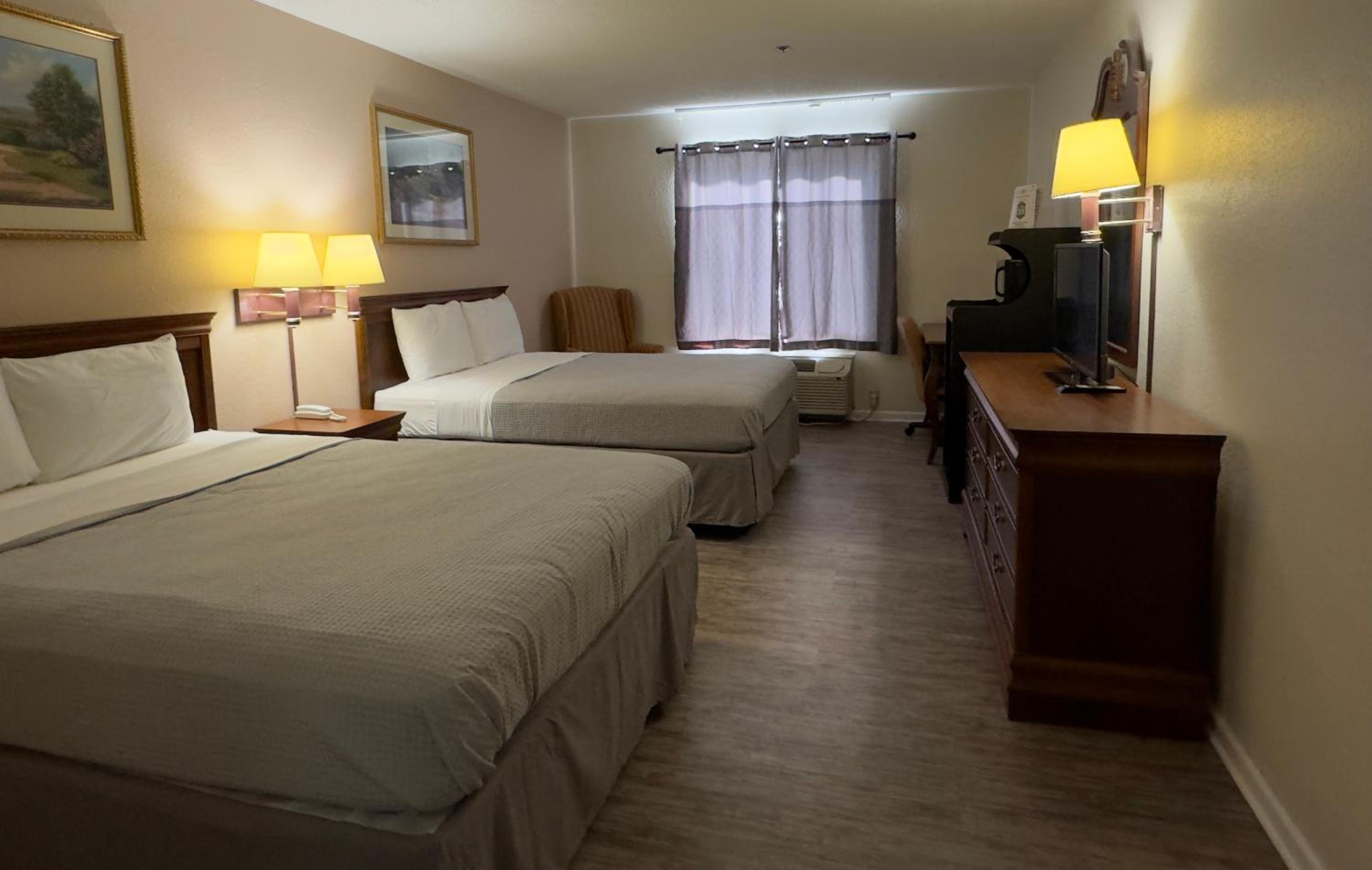 Queen Room with Two Queen Beds photo 3