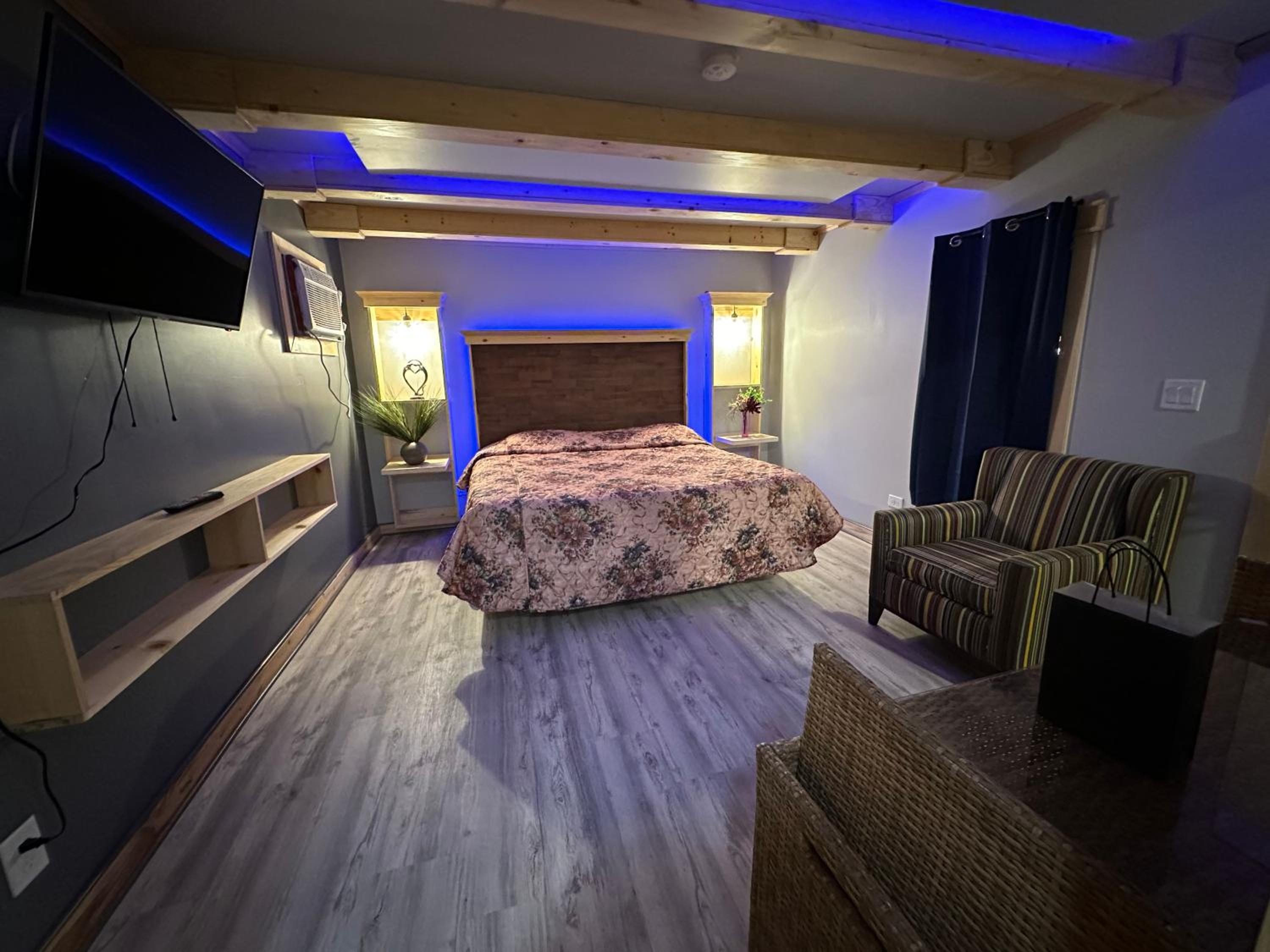King Bed Non-Smoking - Photo 17