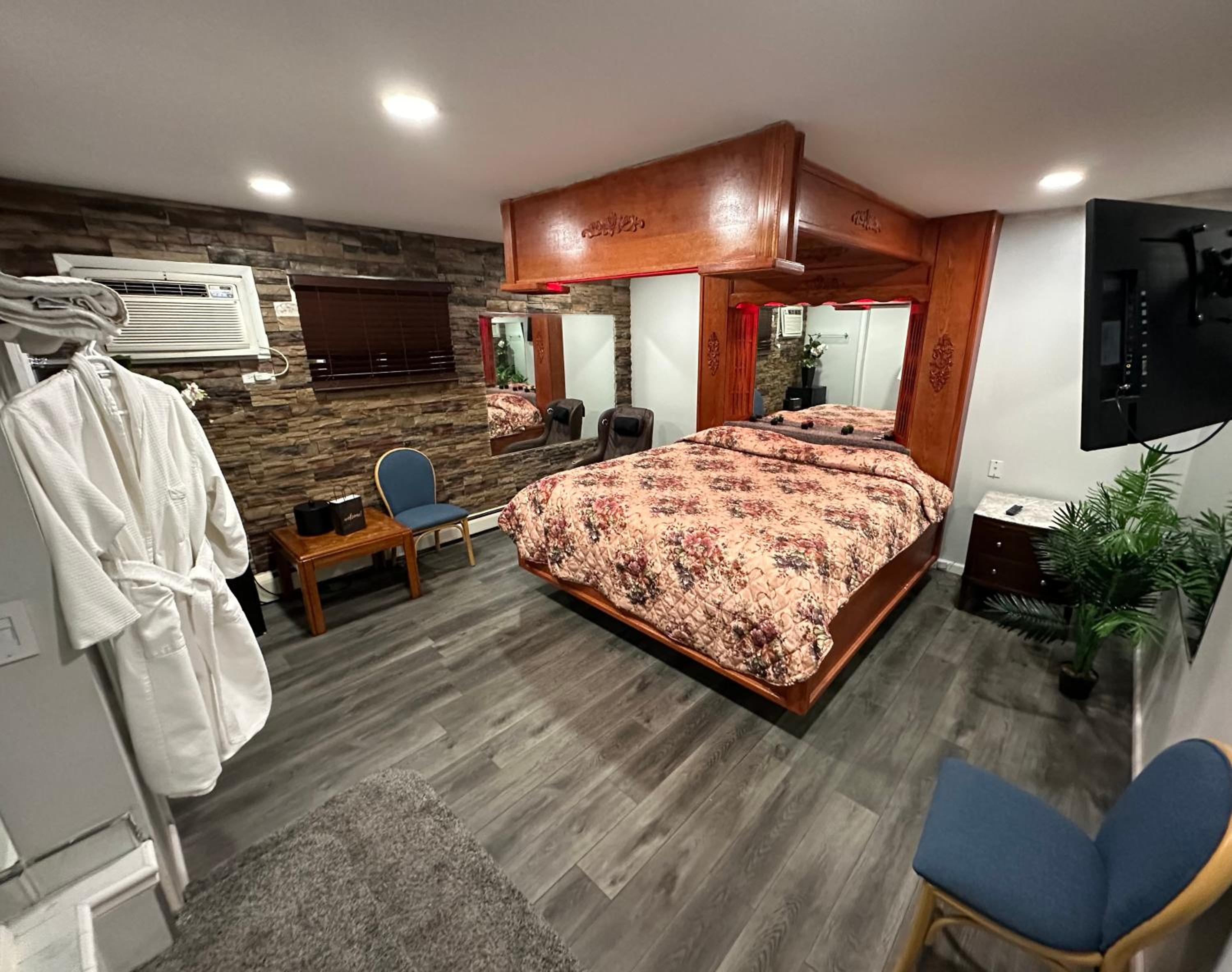 King Bed Non-Smoking with Jetted Tub - Photo 9