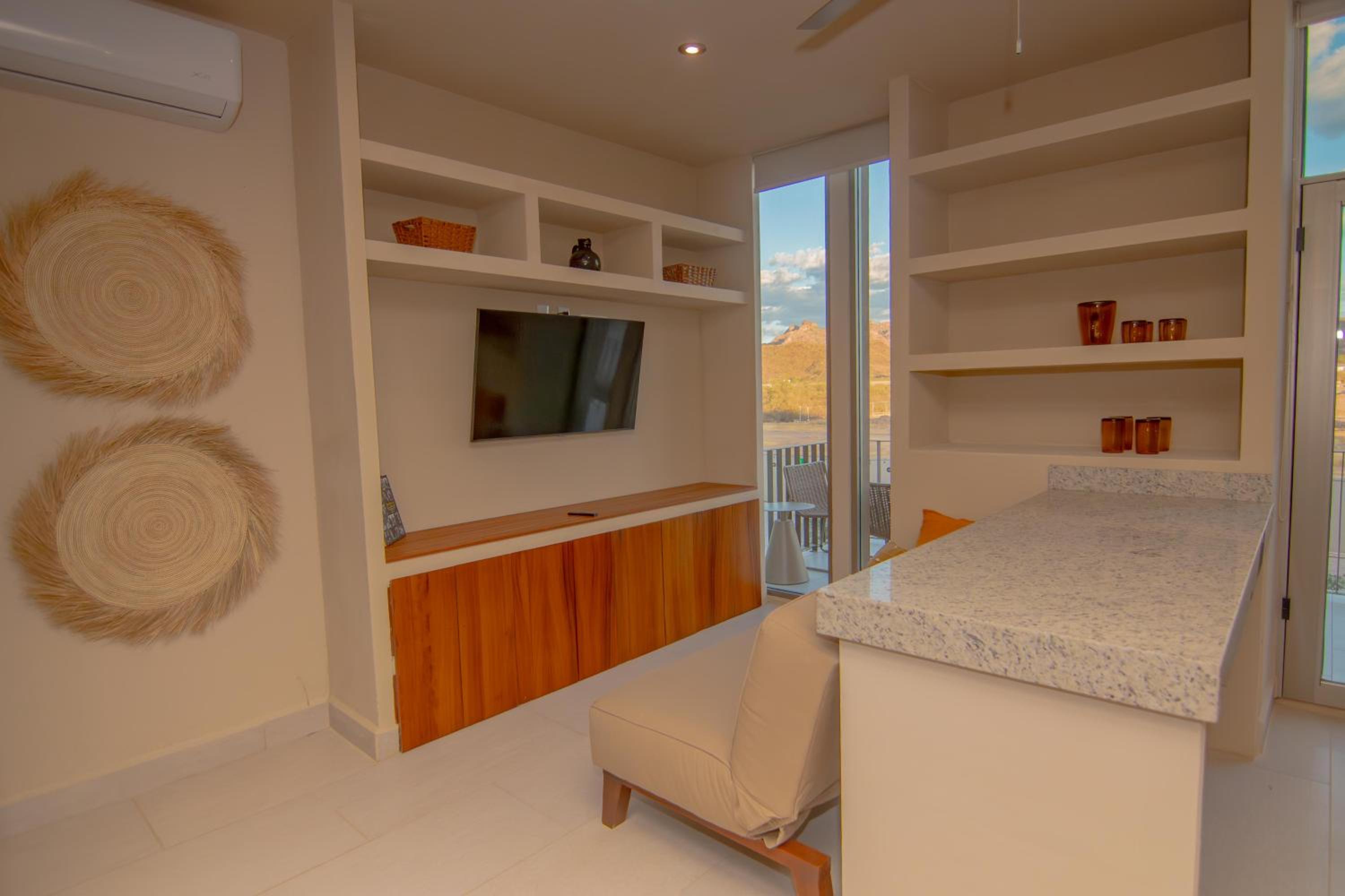Apartment with Mountain View - Photo 3