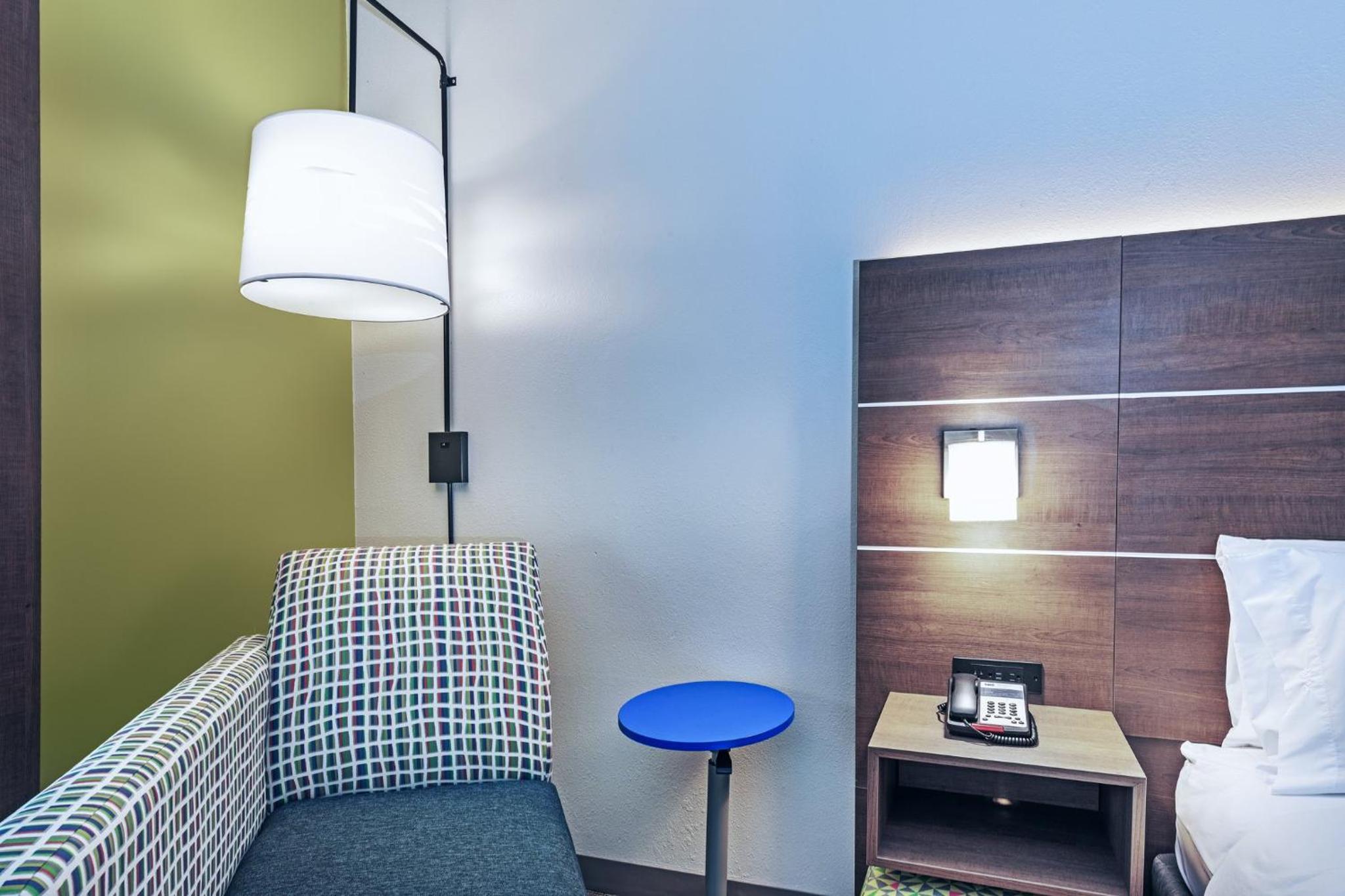 Standard King Room with Sofa Bed - Photo 2