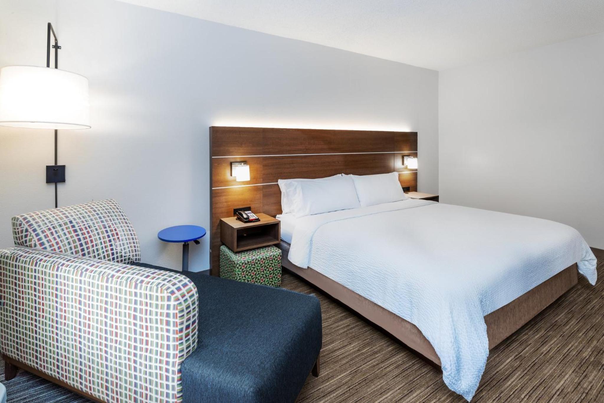 Standard King Room with Sofa Bed - Photo 8