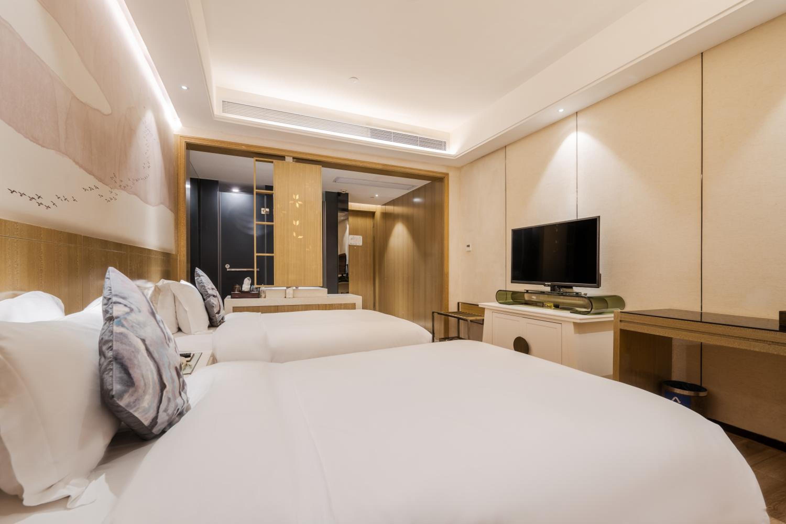 Superior Twin Room with No Window photo 2