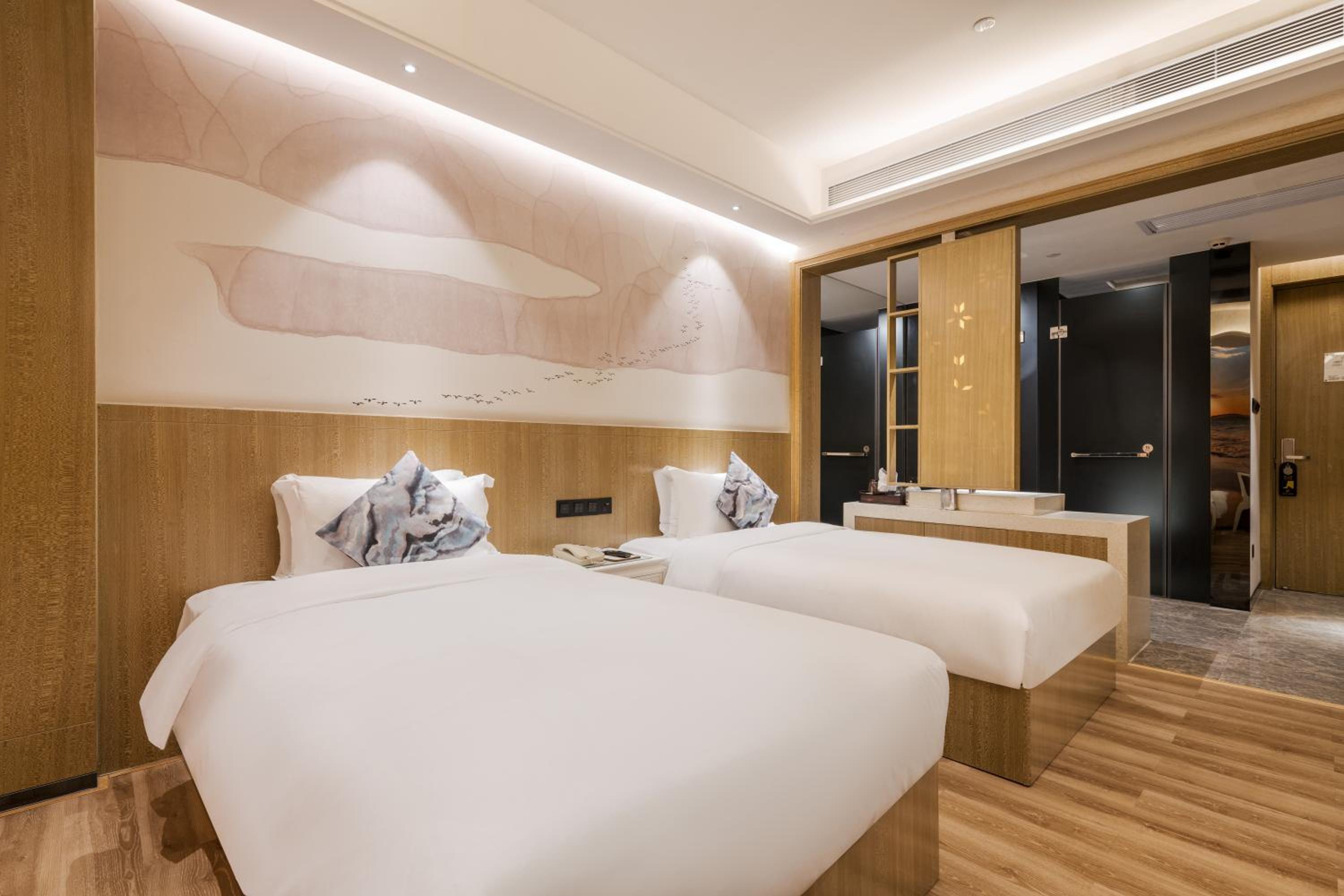 Superior Twin Room with No Window photo 3