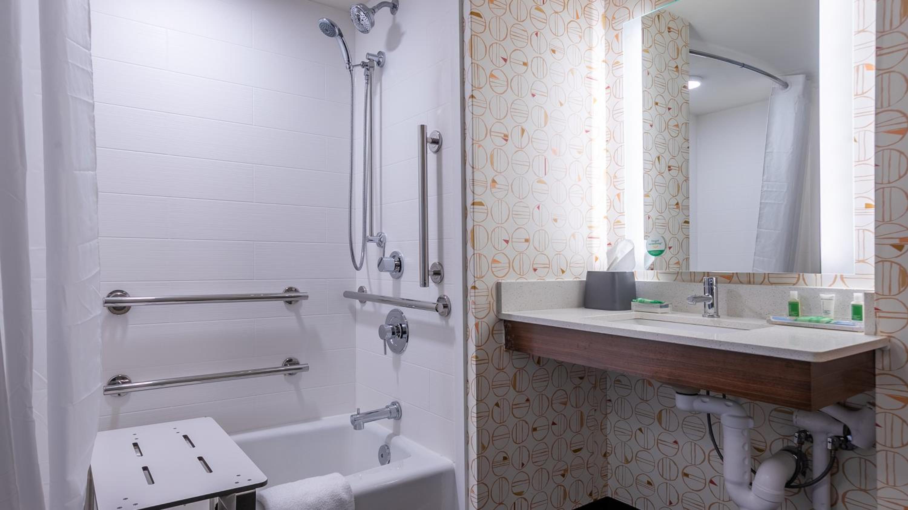 Standard Queen Room with Two Queen Beds and Tub - Mobility/Communications Accessible - Photo 4