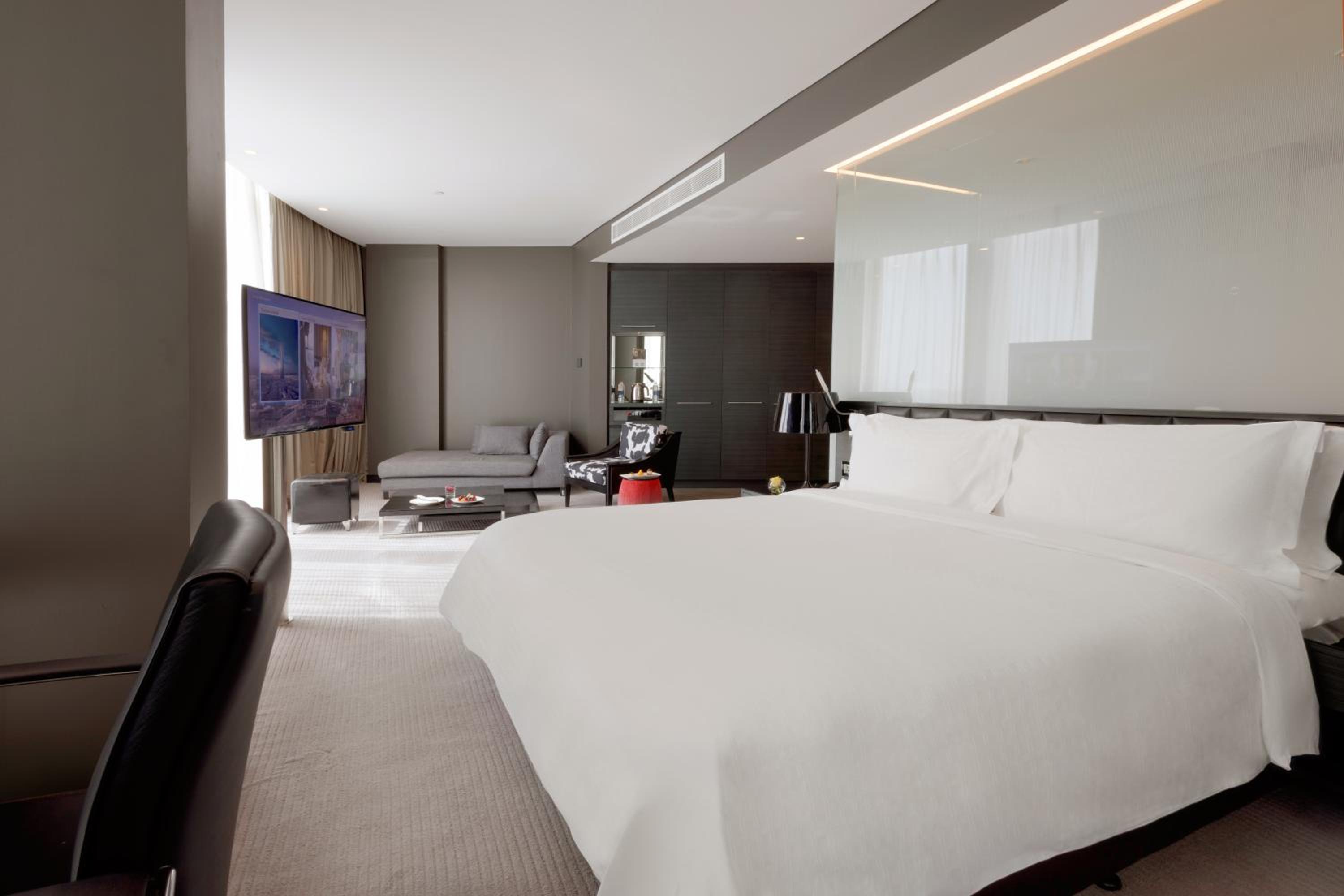 Spacious Room King Bed City View photo 3