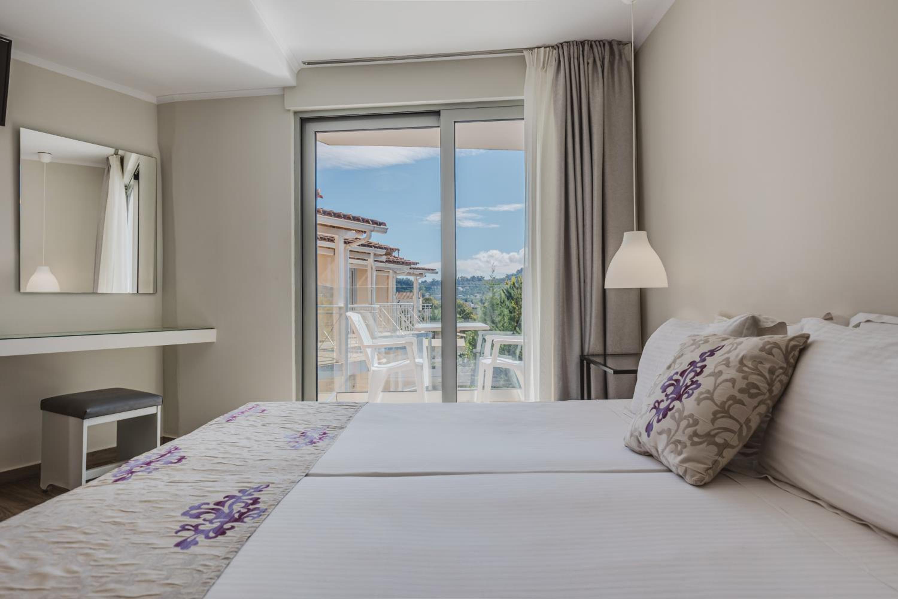 Deluxe Double Room with Balcony - Photo 29