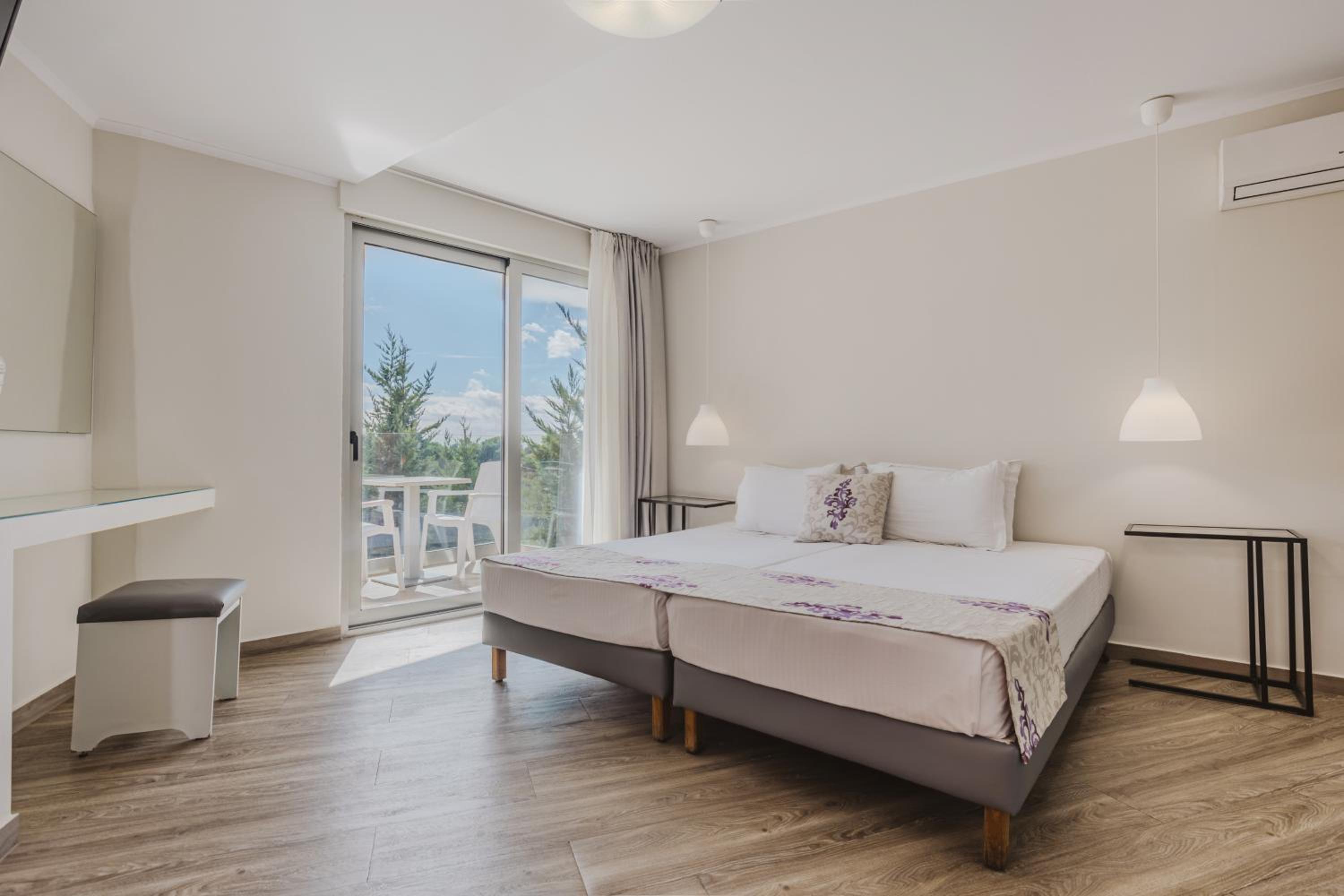 Deluxe Double Room with Balcony - Photo 1