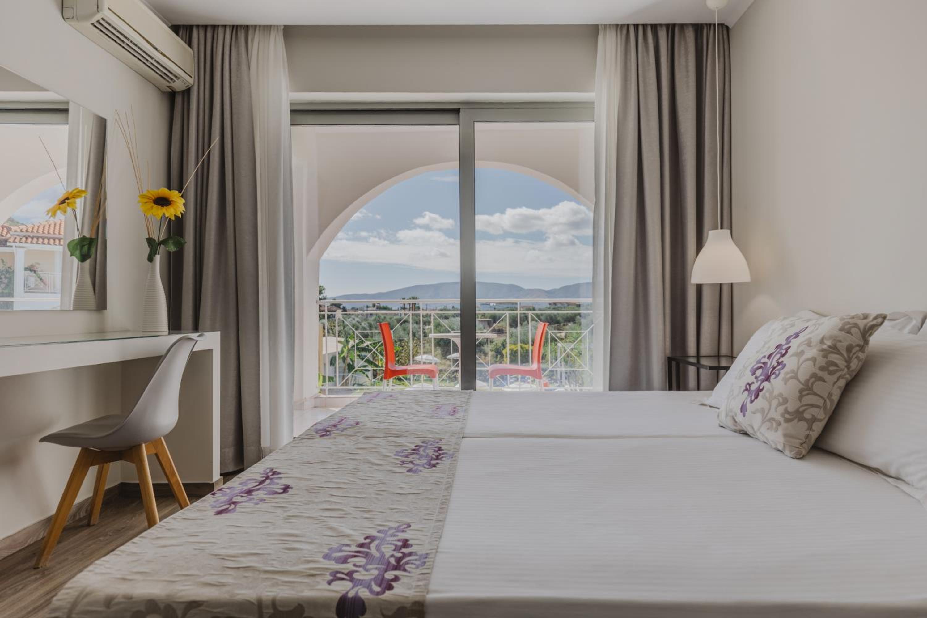 Deluxe Double Room with Balcony - Photo 25