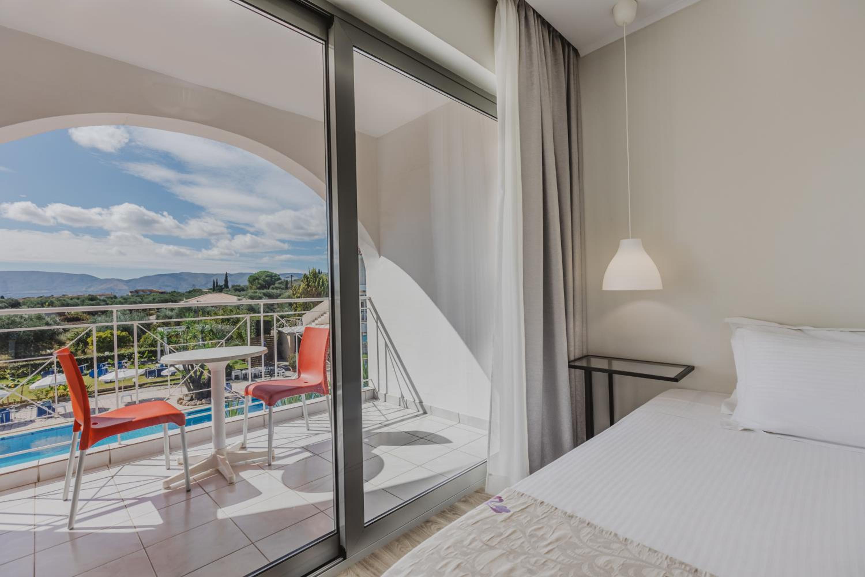 Deluxe Double Room with Balcony - Photo 6