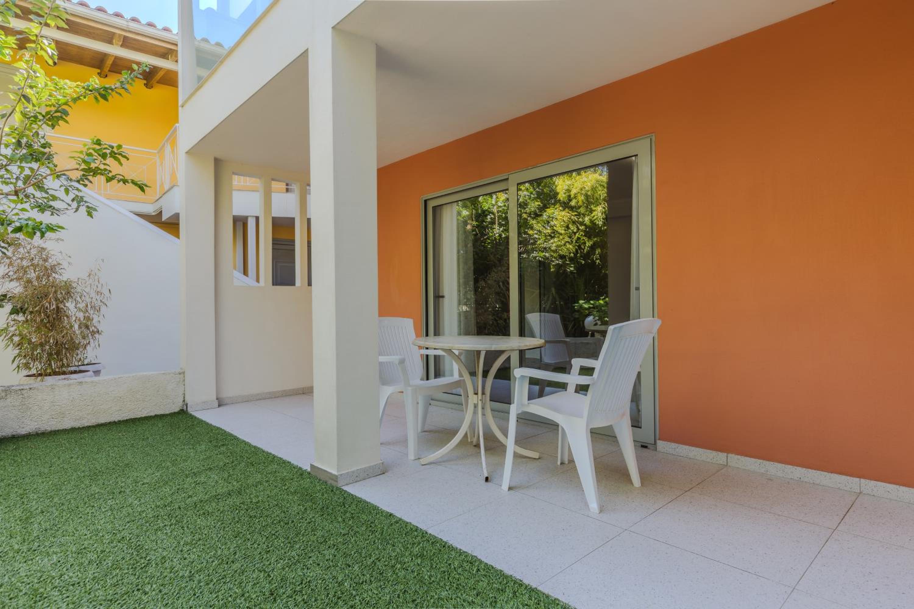 Deluxe Double Room with Balcony - Photo 10