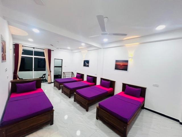 Quarto dormitório misto com 6 camas