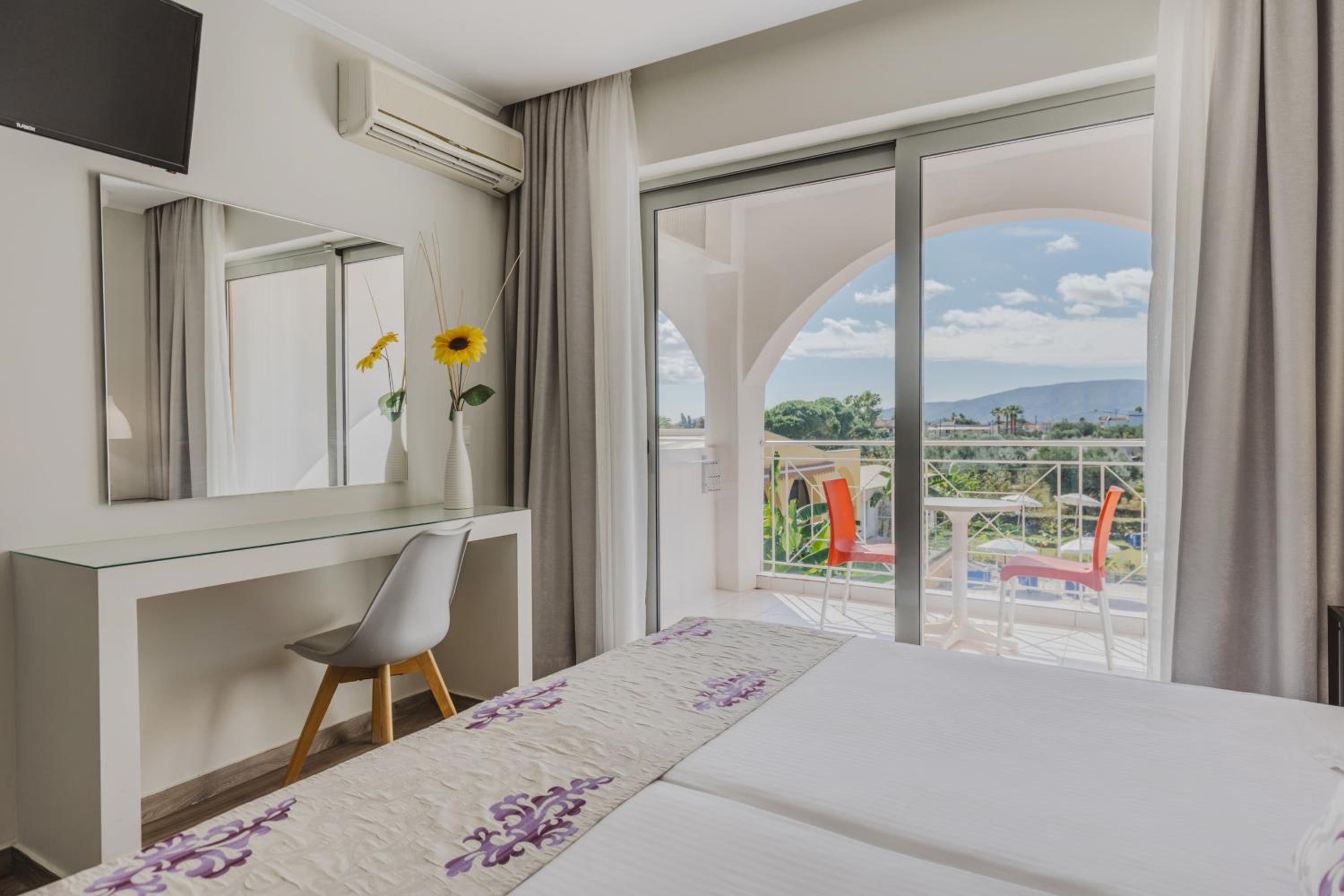 Deluxe Double Room with Balcony - Photo 4