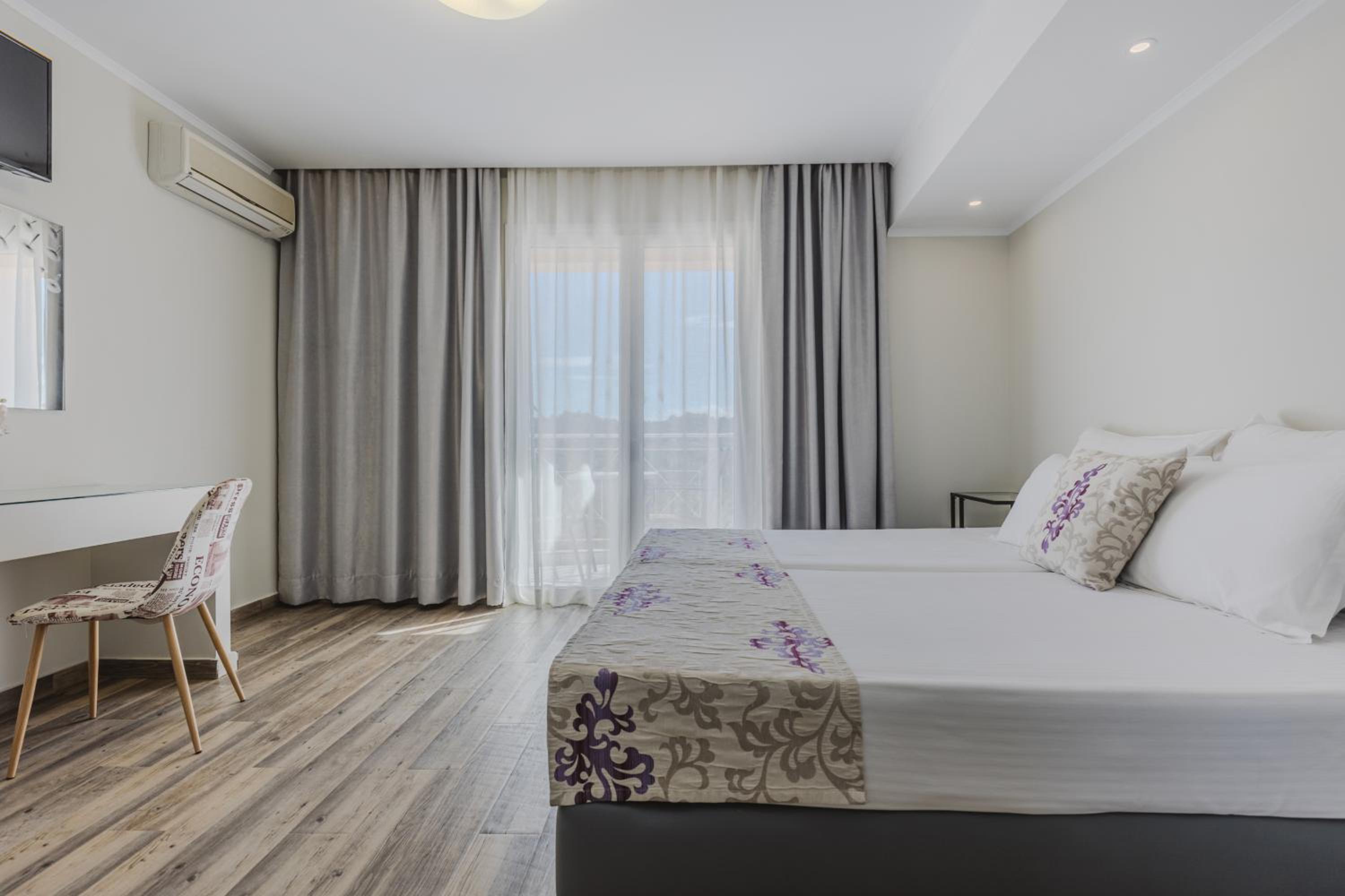 Suite with City View - Photo 4
