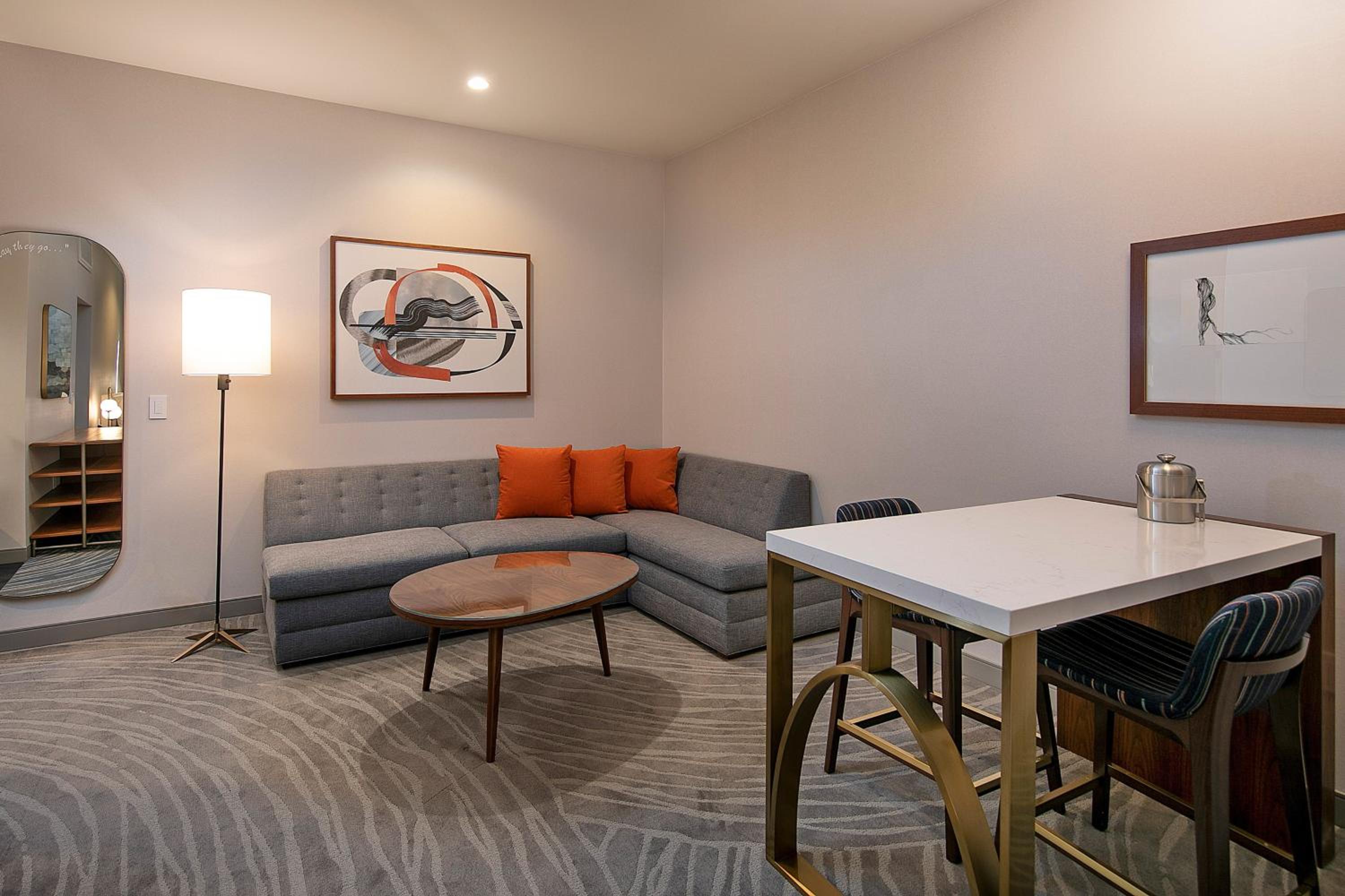 1 Bedroom Suite with 1 King, Sofa bed - Photo 8
