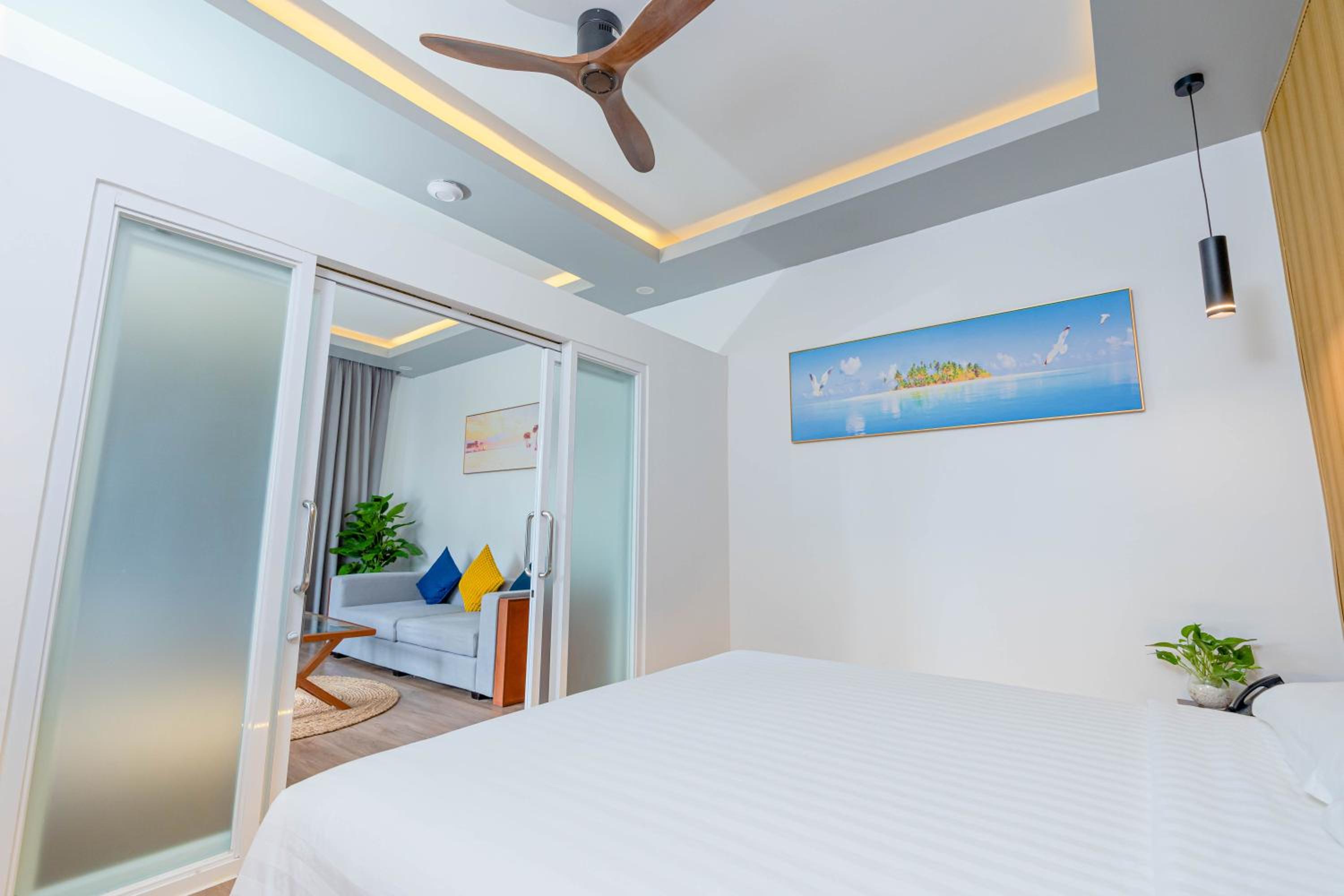 Prince Villa King Bed - Photo 6