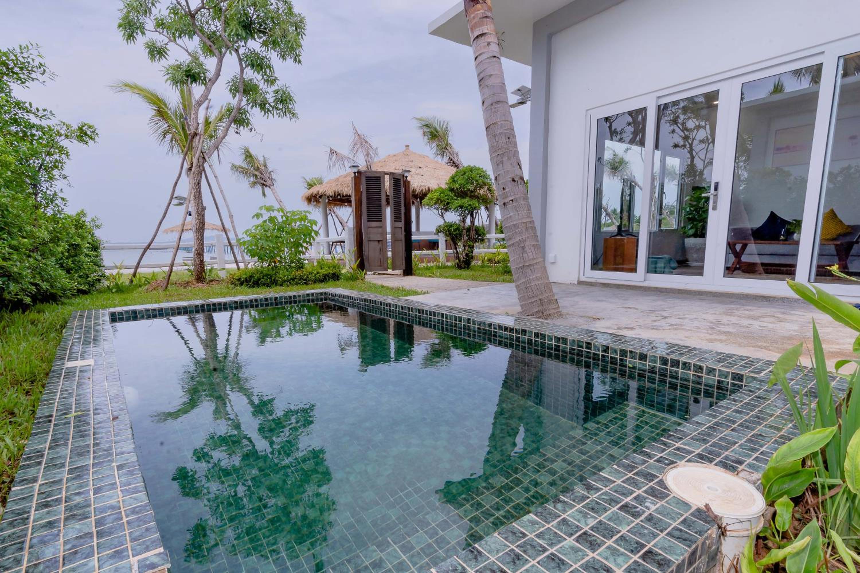 Prince Villa King Bed - Photo 4