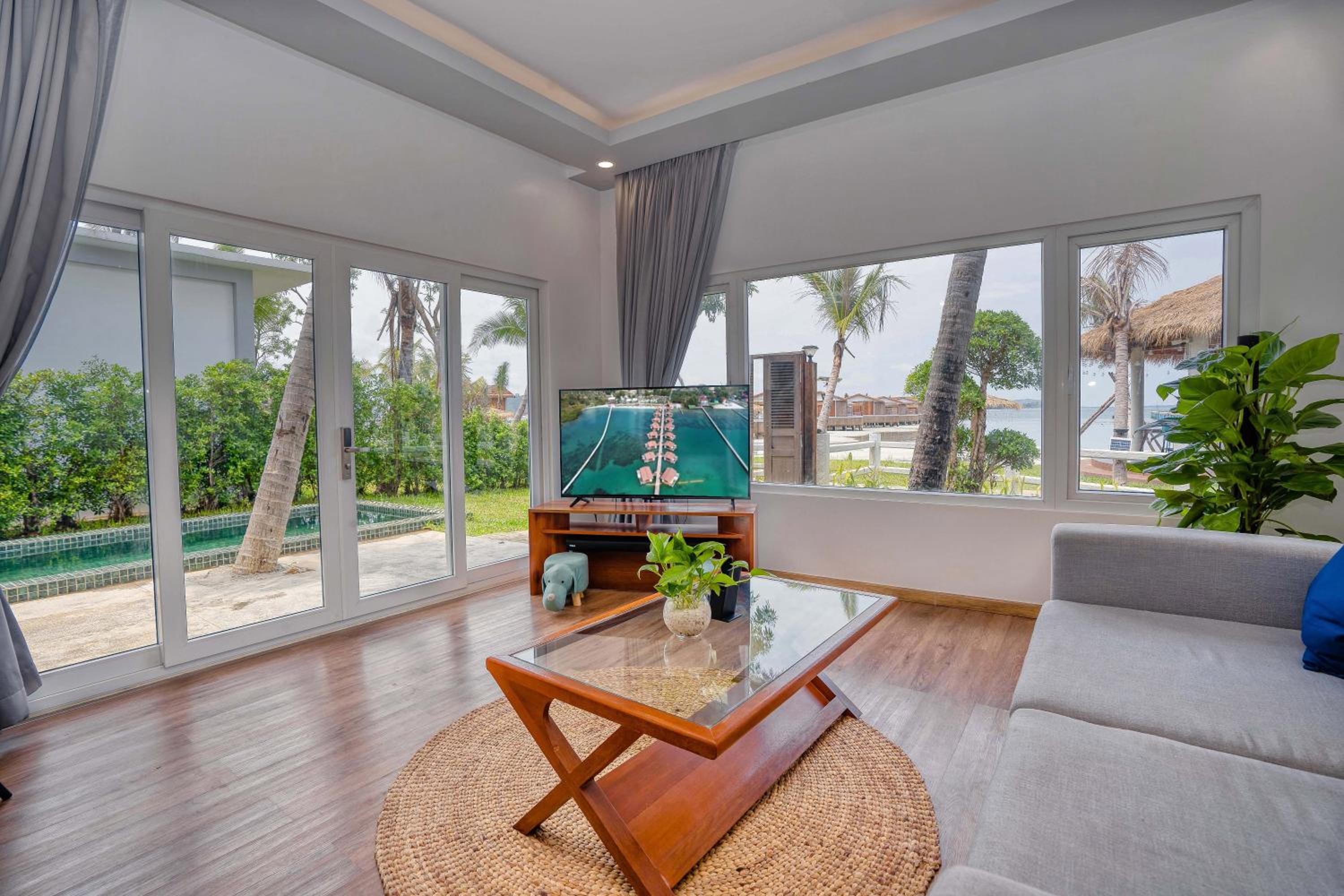 Prince Villa King Bed - Photo 3