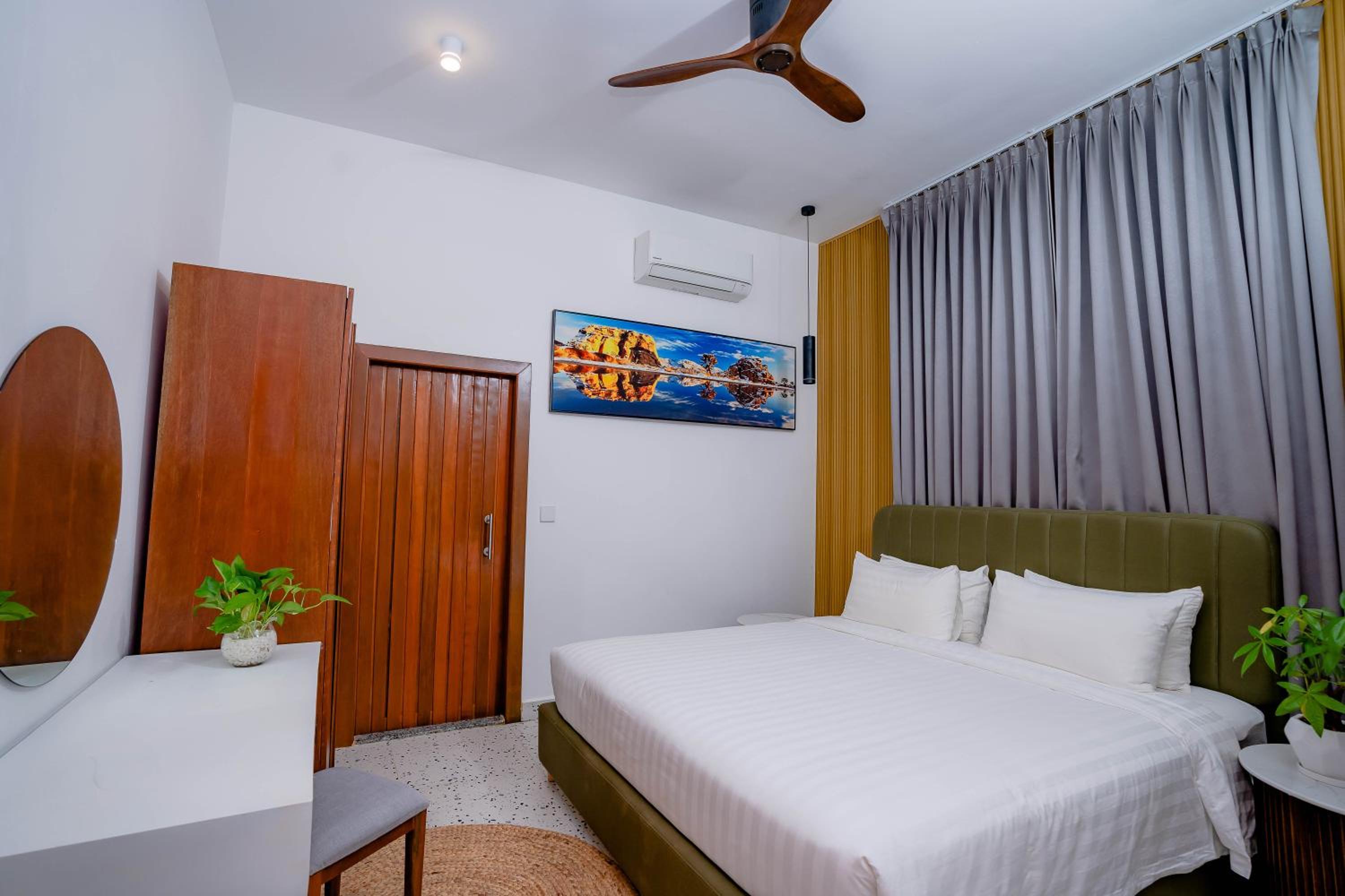 Elite Villa King Bed - Photo 4
