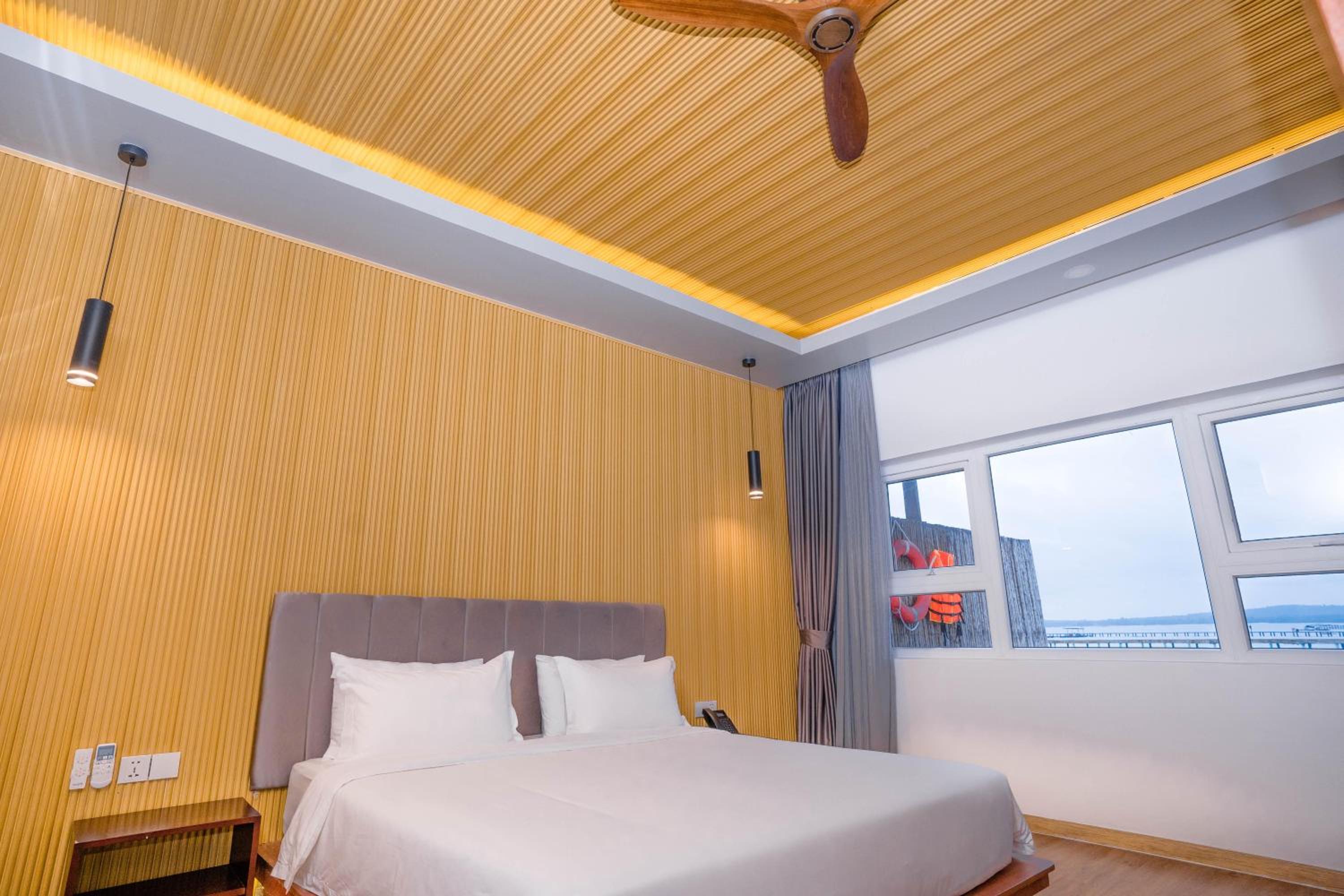 Elite Villa King Bed - Photo 1