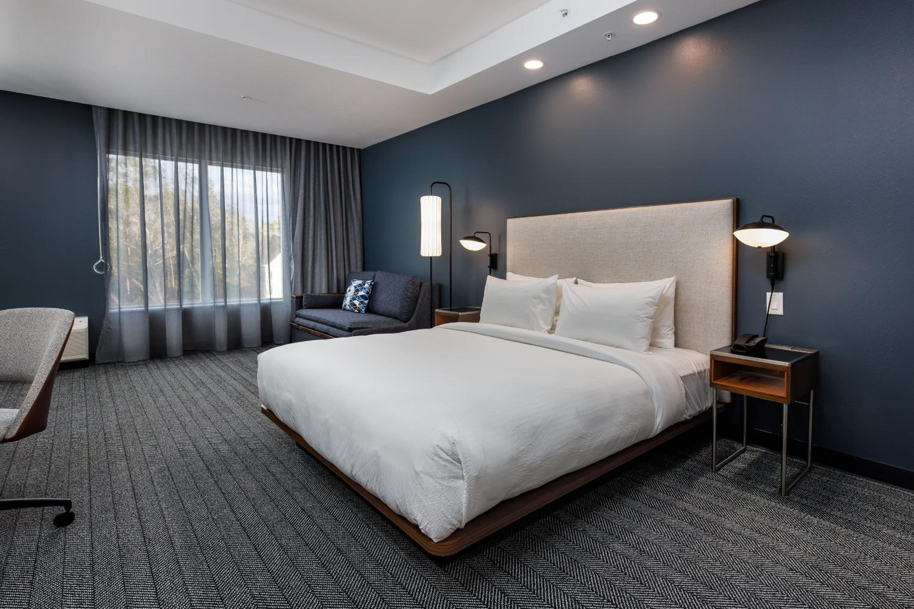King Guest Room with Sofa Bed - Photo 4