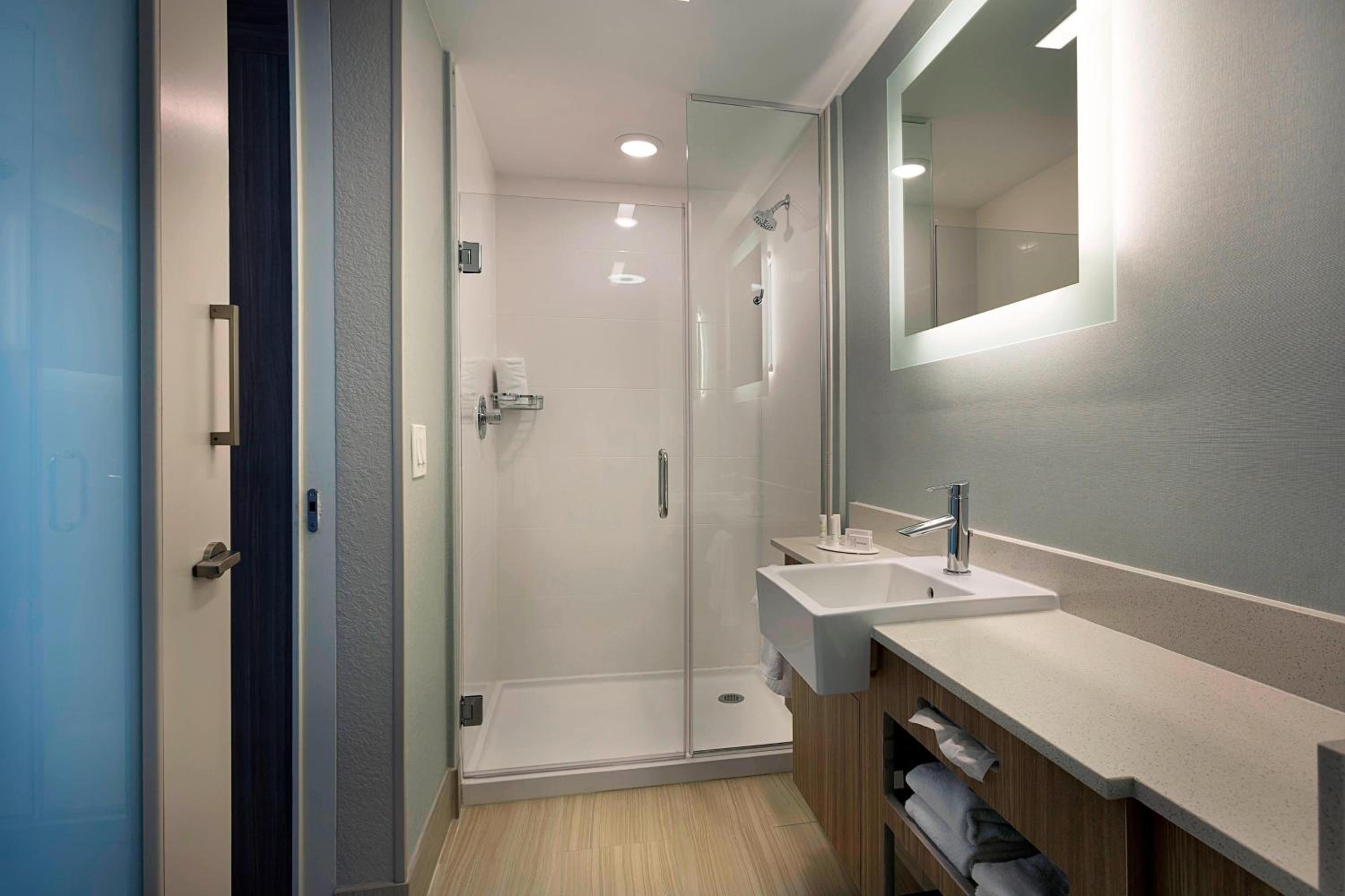 Suite, 2 Queen, Sofa bed, Partial ocean view photo 3