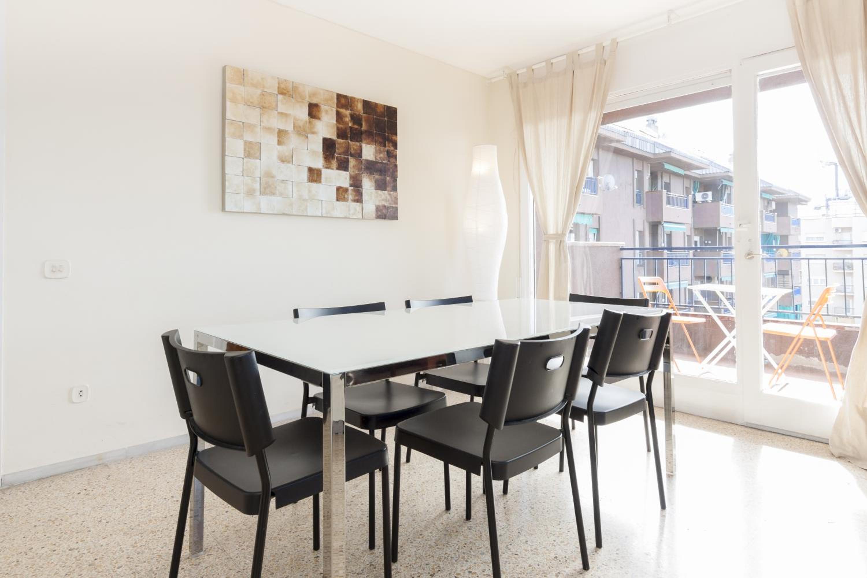 Four-Bedroom Apartment with Balcony  photo 2