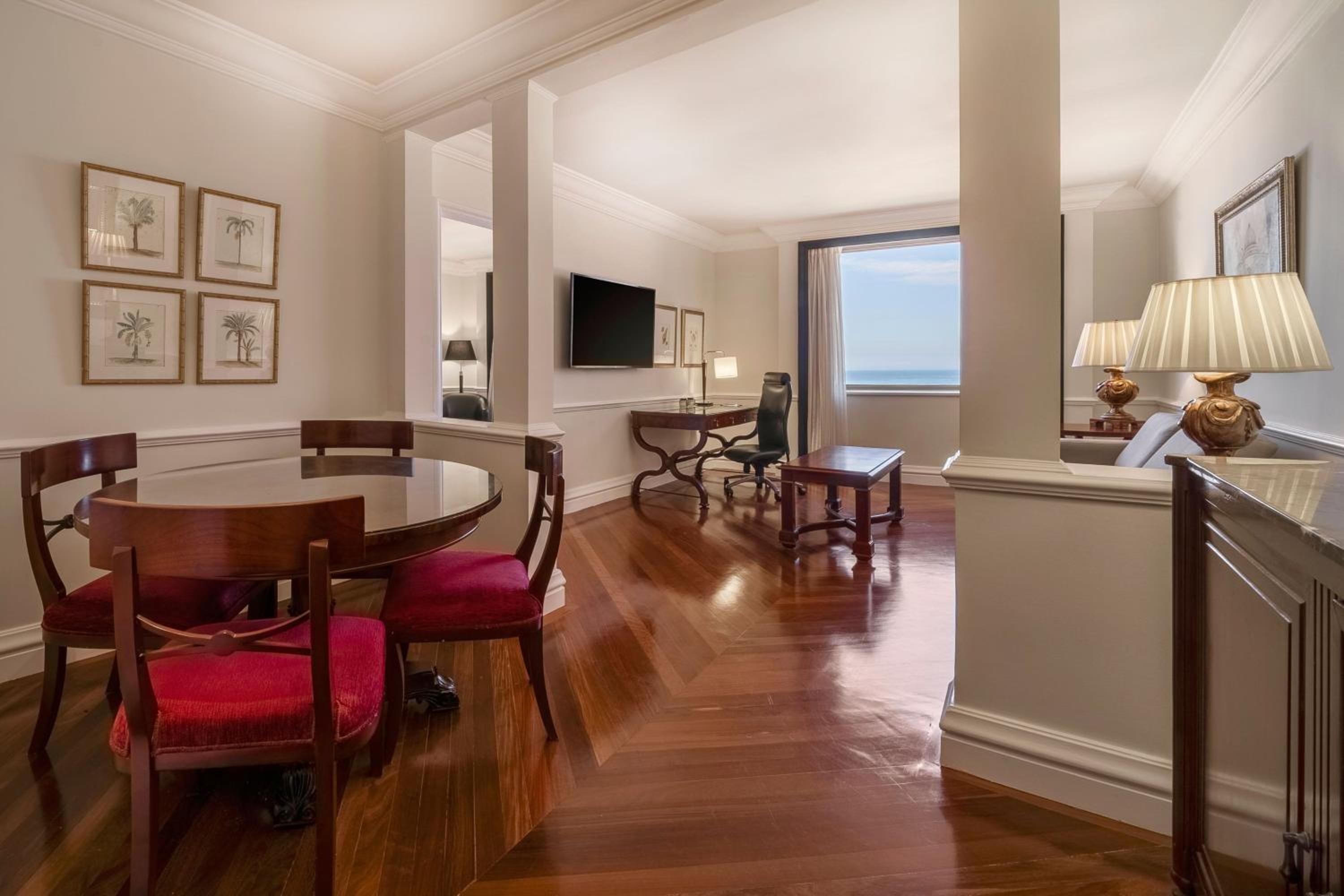 Executive lounge access, Suite, 1 King, Sofa bed, Ocean view