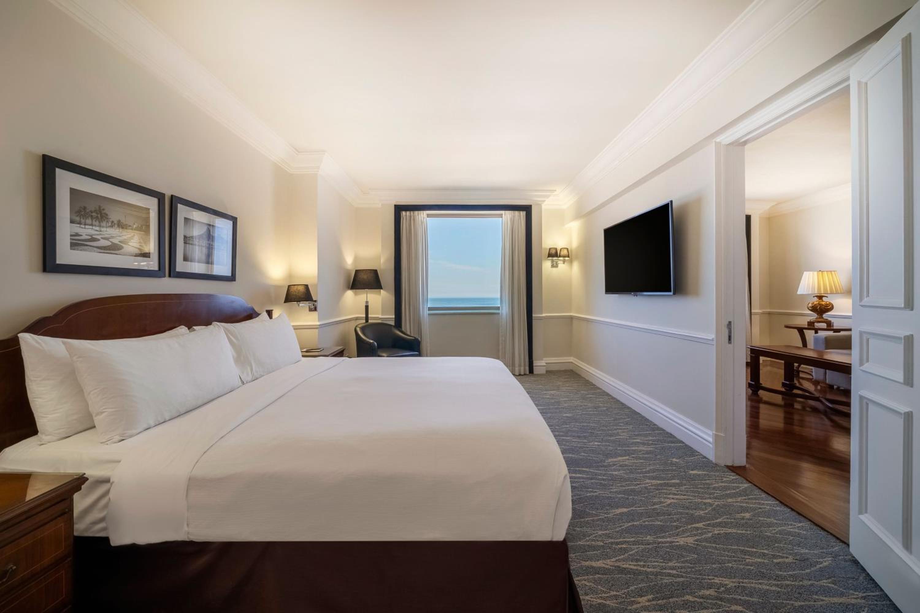Executive lounge access, Suite, 1 King, Sofa bed, Ocean view thumbnail 6