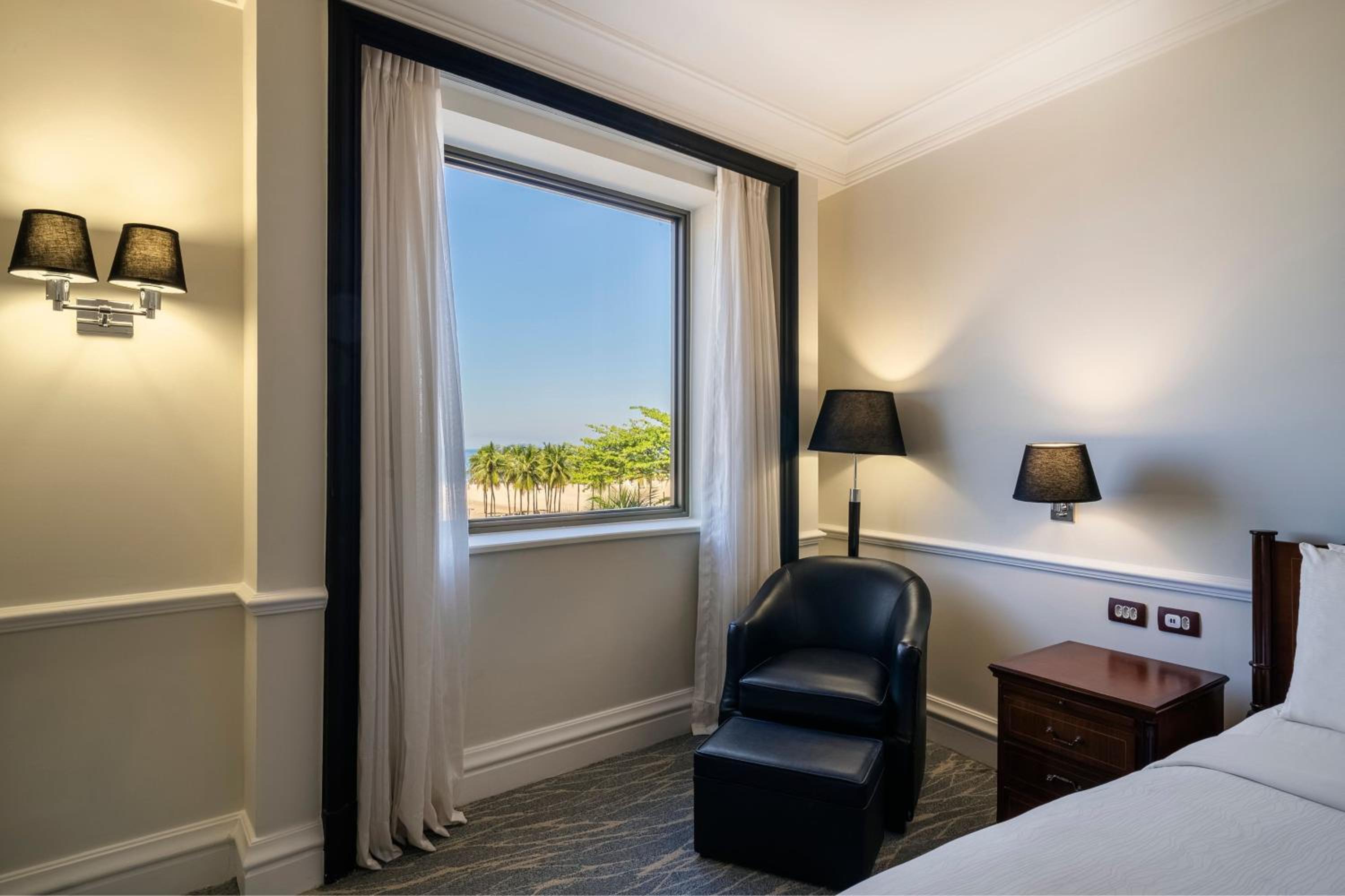 Executive lounge access, Suite, 1 King, Sofa bed, Ocean view thumbnail 6