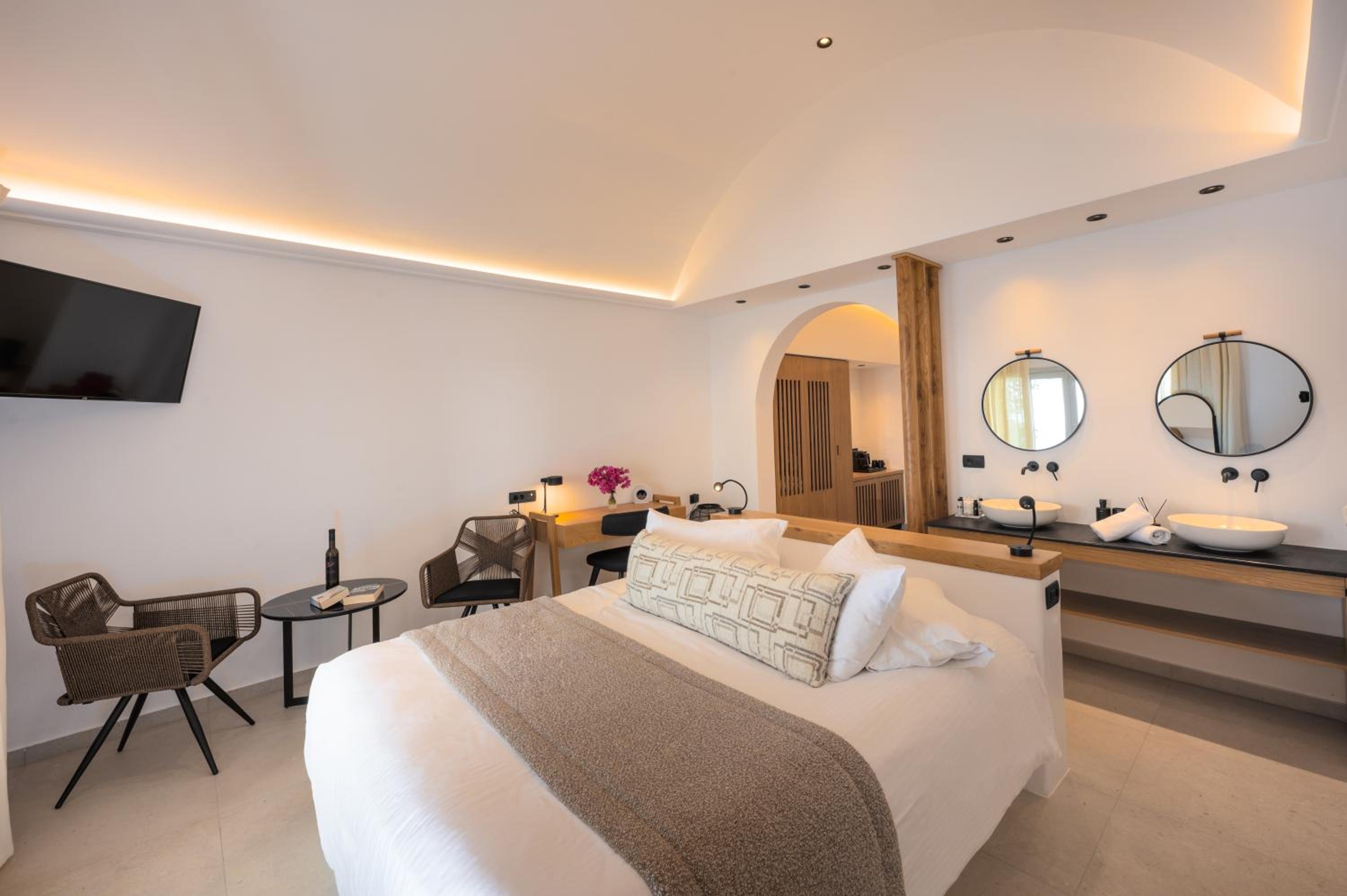 Superior Double Room with Caldera View - Photo 7