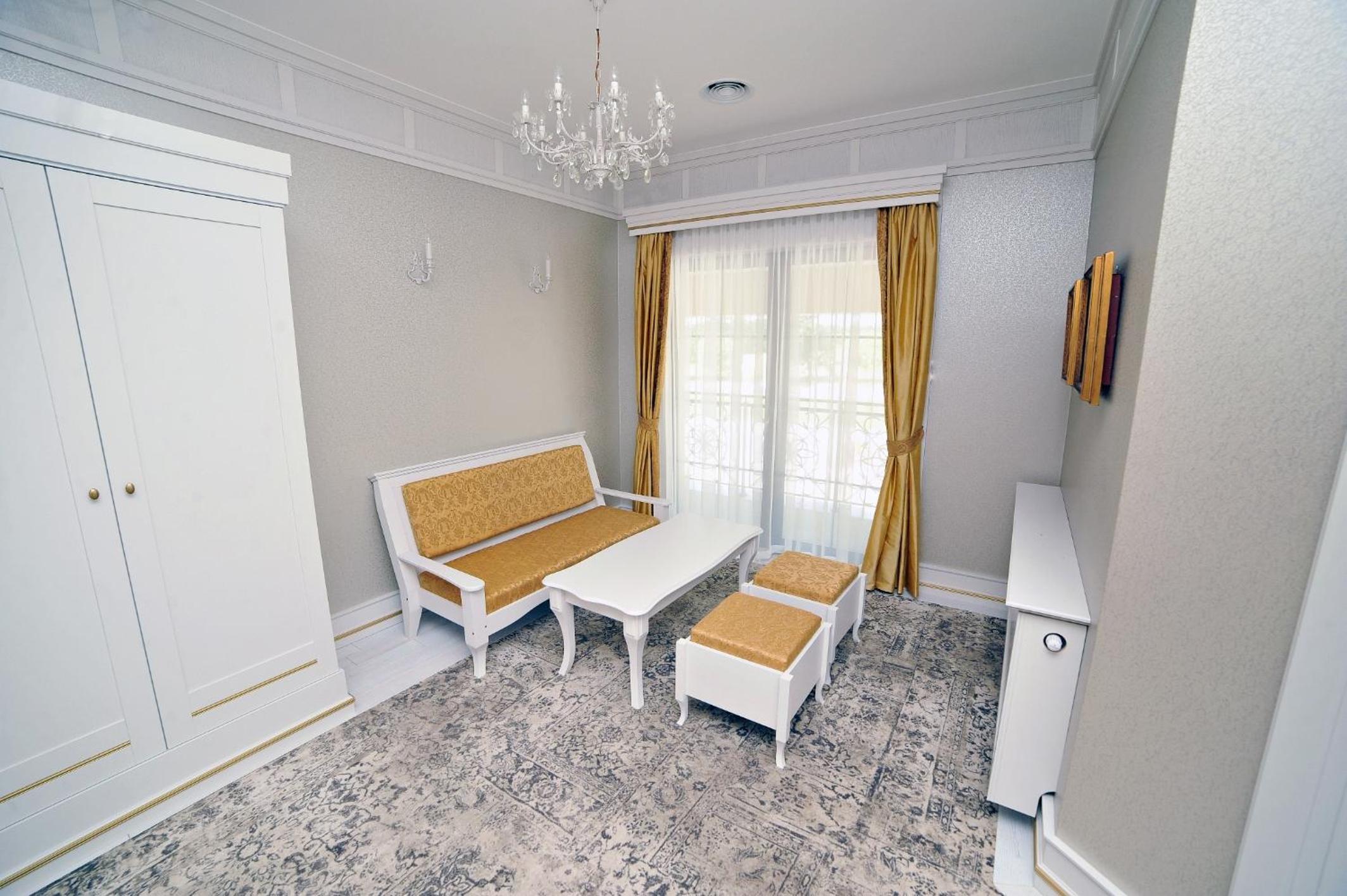 Suite - Photo 1