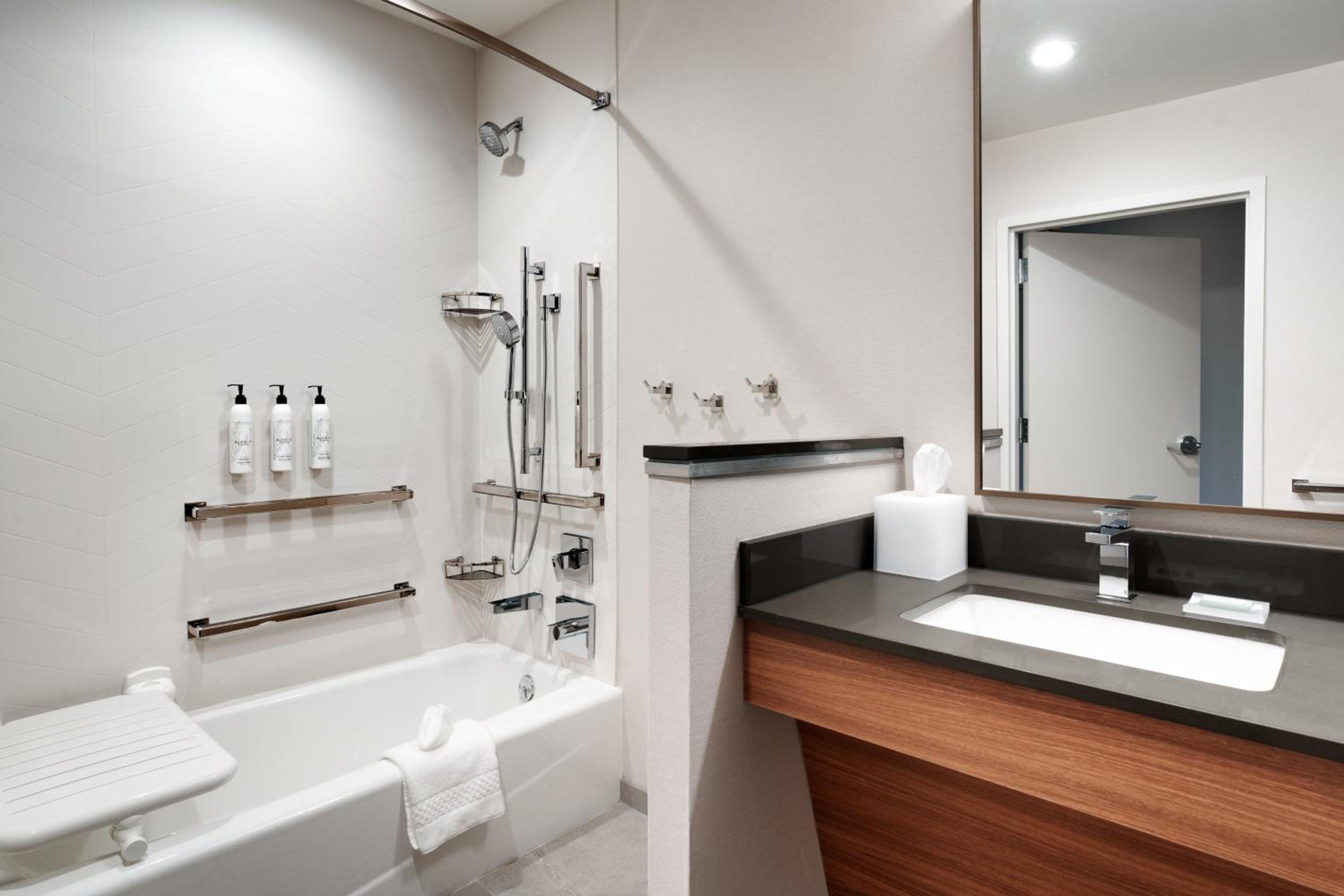 2 Queen(s), Guest room, 2 Queen (Hearing Accessible) - Photo 4