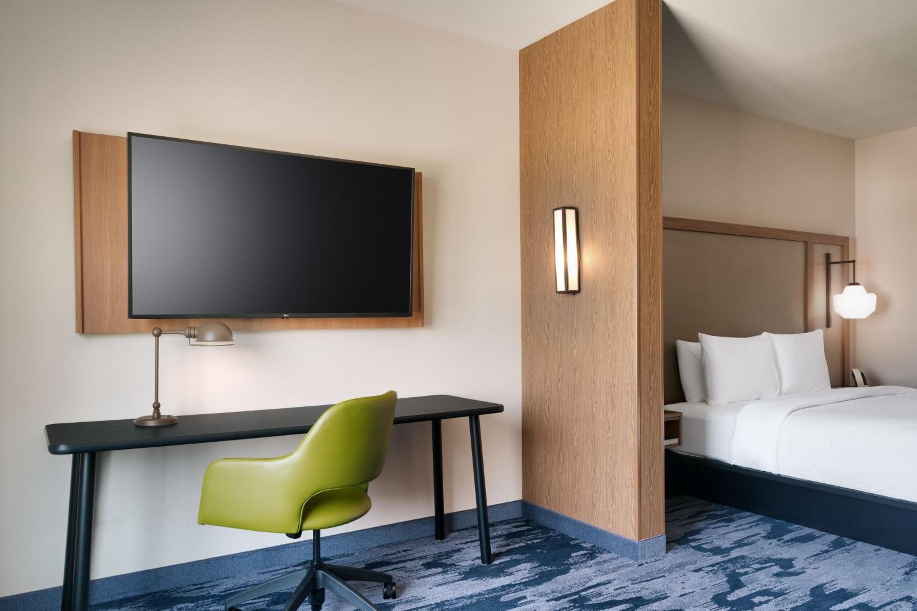 One-Bedroom Executive King Suite with Sofa Bed - Photo 3