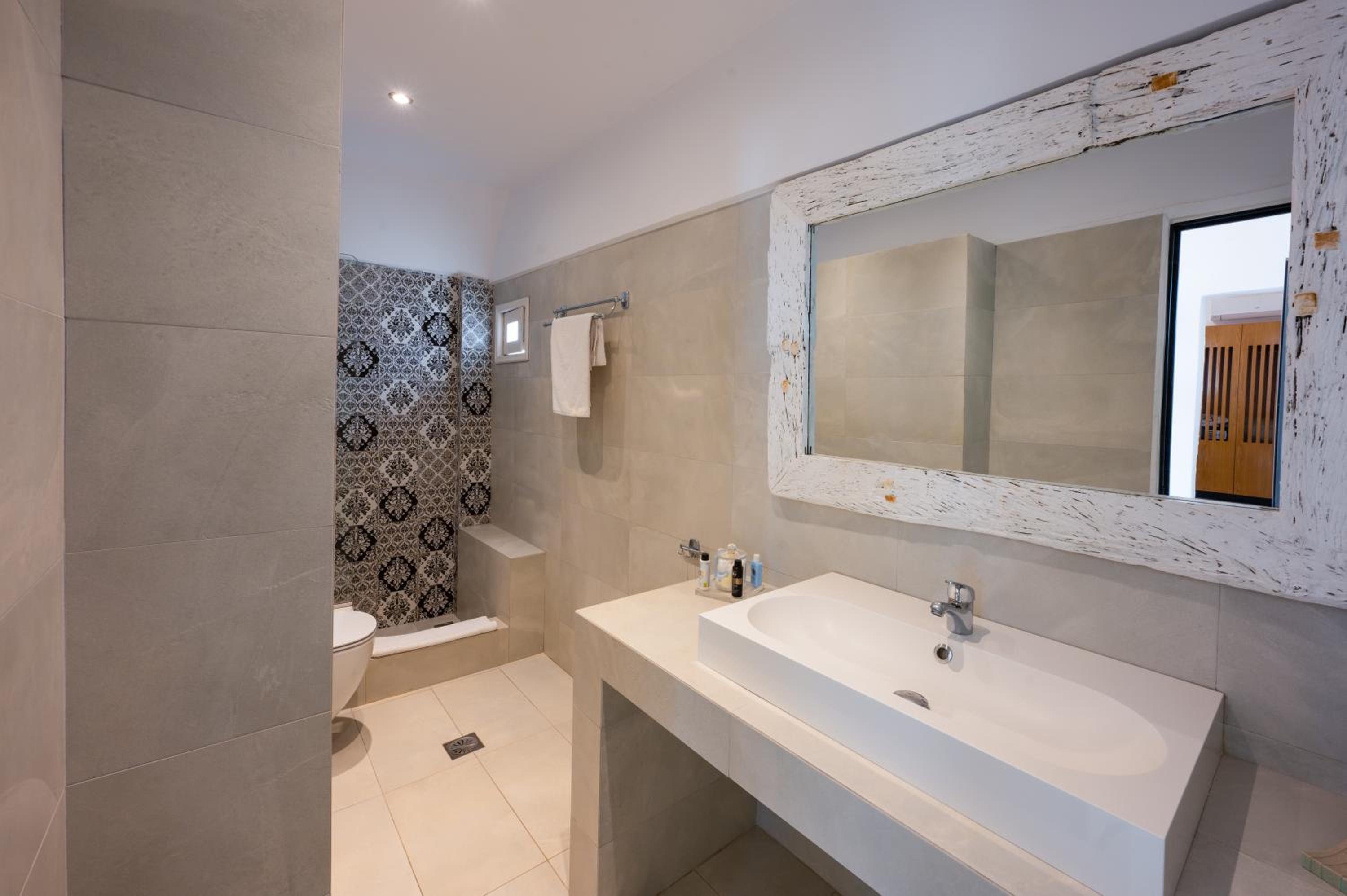 Suite with Hot Tub - Photo 20