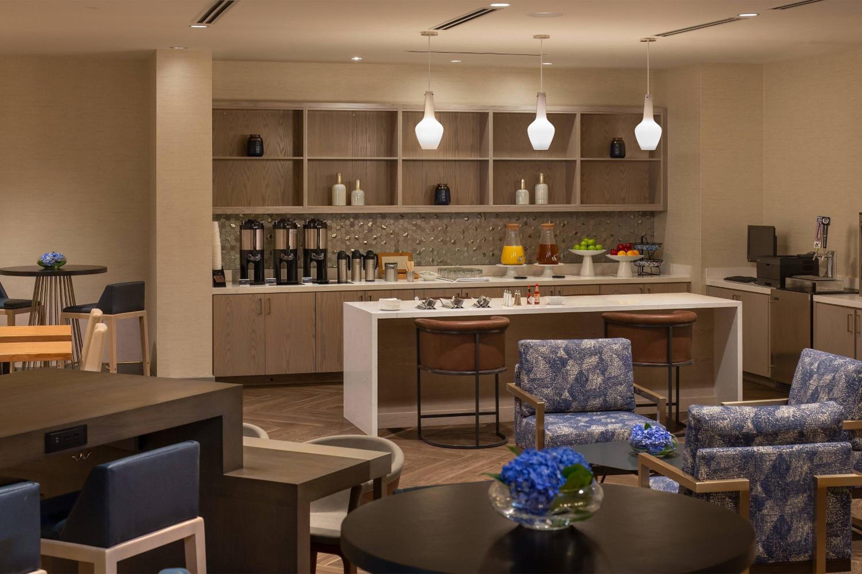 King Room with Adapted Tub - Mobility Accessible/Club Lounge Access - Photo 8
