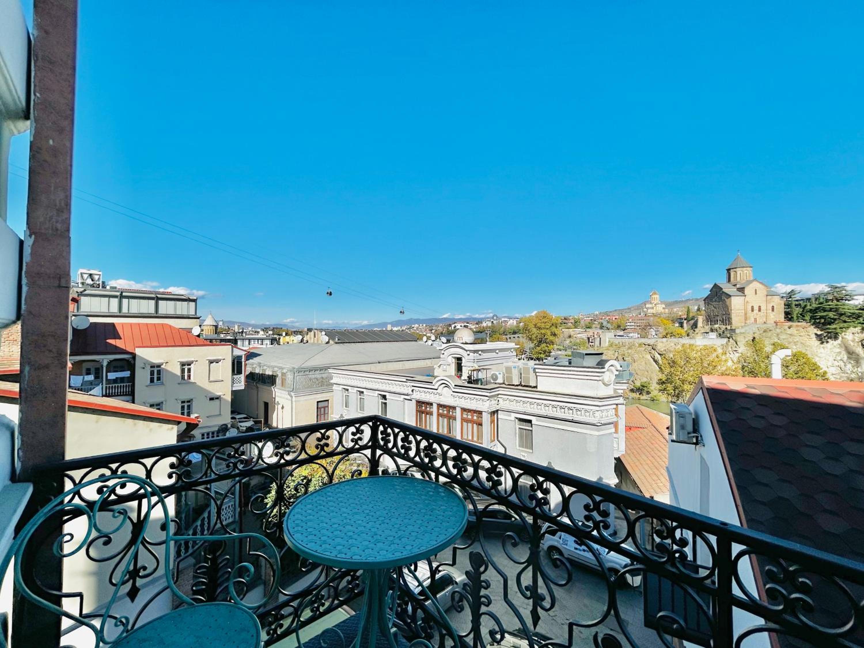 King Room with Balcony - Photo 7