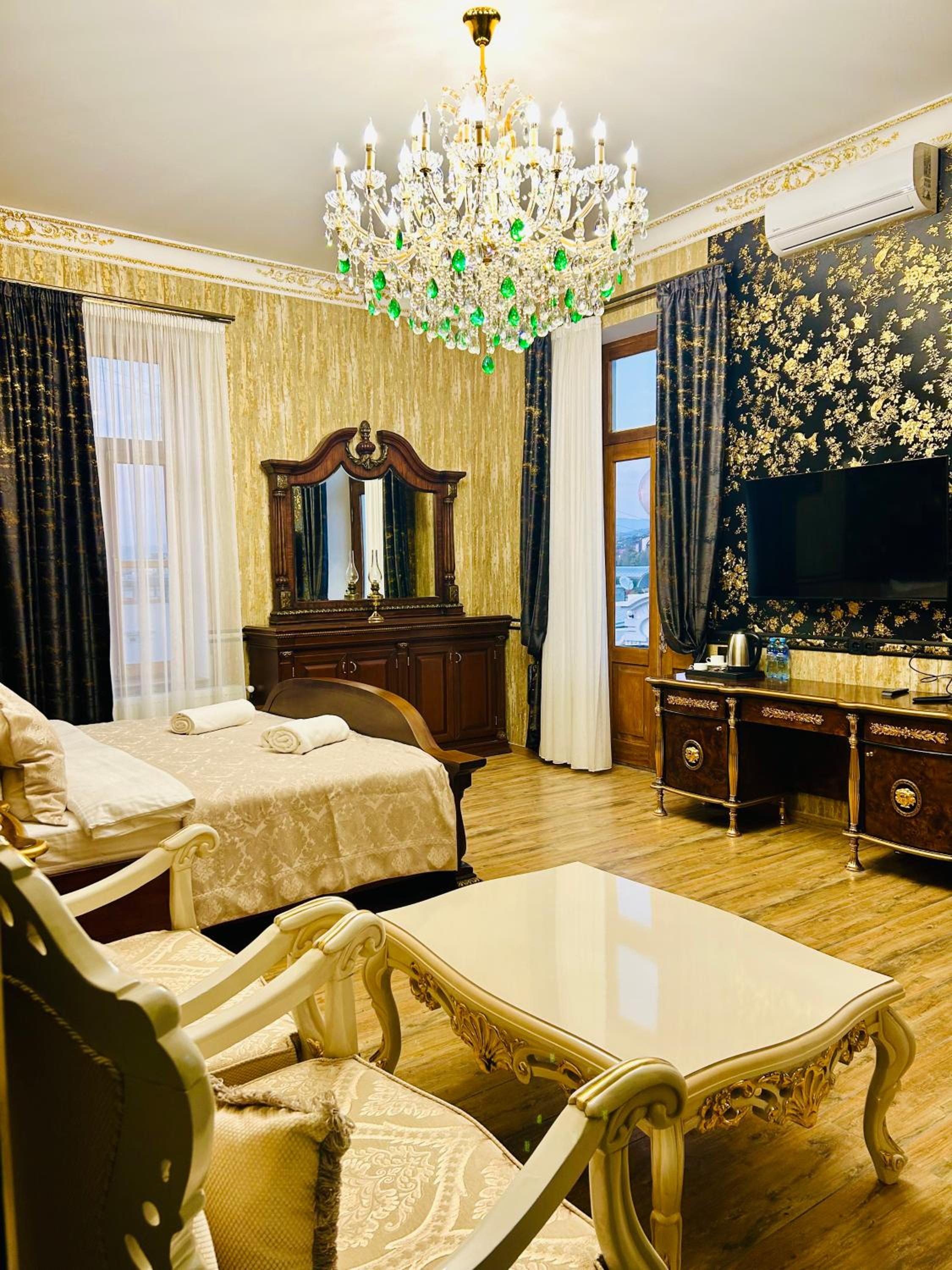 King Room with Balcony - Photo 4